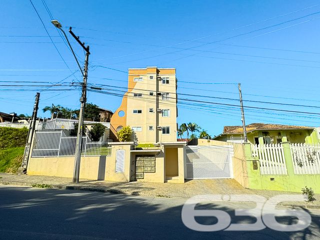 Descubra a perfeita harmonia entre conforto e praticidade neste encantador apartamento localizado no coração do bairro Floresta, em Joinville, SC. Este imóvel térreo oferece uma composição atraente com uma garagem coberta, dois quartos confortáveis + uma suíte, além de banheiros modernos.

Ao adentrar este imóvel, você será recebido em uma ampla sala de estar, que flui naturalmente para a sala de jantar, ideal para momentos em família ou entre amigos. A decoração é clean e permite que você adicione seu toque pessoal facilmente. A cozinha é perfeita para quem gosta de cozinhar e receber amigos ou familiares.

O apartamento conta com dois confortáveis dormitórios e uma suíte com armários planejados, oferecendo o espaço e a privacidade que você merece. Os banheiros são modernos e bem iluminados, com box de vidro e armários para organização.

Um dos grandes atrativos deste apartamento é a sacada com churrasqueira, que proporciona uma vista agradável e é perfeita para desfrutar de momentos relaxantes ao ar livre. A área de serviço é prática e funcional, ideal para as necessidades do dia a dia.

Adicionais incluem portão eletrônico, interfone e grades para sua segurança e tranquilidade. O imóvel também está estrategicamente localizado próximo ao Terminal, vias de acesso rápido, e a uma gama de serviços essenciais como shopping centers, escolas, hospitais e transporte público.

Este imóvel não só atende a todas as suas necessidades práticas como também está situado em uma localização que oferece uma vida plena e ativa em Joinville. 

Se você está procurando por um espaço que combine estilo, conforto e conveniência, este apartamento no bairro Floresta é a escolha perfeita. Visite e sinta o potencial de chamar este belo espaço de seu novo lar. Venha viver onde a vida acontece, venha para o Floresta, em Joinville.
 
636 NEGÓCIOS IMOBILIÁRIOS: A SUA MELHOR ESCOLHA
Com mais de 30 anos de experiência, a 636 Negócios Imobiliários é sua parceira ideal para encontrar o imóvel perfeito. Estamos prontos para ajudá-lo a fazer deste imóvel o seu novo lar.
 
Telefone: (47) 3451-0636
WhatsApp: (47) 99190-0636
 
Não perca esta oportunidade única. Visite nosso site para mais informações: i636.com.br