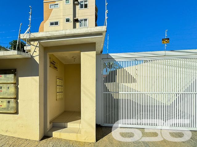 Descubra a perfeita harmonia entre conforto e praticidade neste encantador apartamento localizado no coração do bairro Floresta, em Joinville, SC. Este imóvel térreo oferece uma composição atraente com uma garagem coberta, dois quartos confortáveis + uma suíte, além de banheiros modernos.

Ao adentrar este imóvel, você será recebido em uma ampla sala de estar, que flui naturalmente para a sala de jantar, ideal para momentos em família ou entre amigos. A decoração é clean e permite que você adicione seu toque pessoal facilmente. A cozinha é perfeita para quem gosta de cozinhar e receber amigos ou familiares.

O apartamento conta com dois confortáveis dormitórios e uma suíte com armários planejados, oferecendo o espaço e a privacidade que você merece. Os banheiros são modernos e bem iluminados, com box de vidro e armários para organização.

Um dos grandes atrativos deste apartamento é a sacada com churrasqueira, que proporciona uma vista agradável e é perfeita para desfrutar de momentos relaxantes ao ar livre. A área de serviço é prática e funcional, ideal para as necessidades do dia a dia.

Adicionais incluem portão eletrônico, interfone e grades para sua segurança e tranquilidade. O imóvel também está estrategicamente localizado próximo ao Terminal, vias de acesso rápido, e a uma gama de serviços essenciais como shopping centers, escolas, hospitais e transporte público.

Este imóvel não só atende a todas as suas necessidades práticas como também está situado em uma localização que oferece uma vida plena e ativa em Joinville. 

Se você está procurando por um espaço que combine estilo, conforto e conveniência, este apartamento no bairro Floresta é a escolha perfeita. Visite e sinta o potencial de chamar este belo espaço de seu novo lar. Venha viver onde a vida acontece, venha para o Floresta, em Joinville.
 
636 NEGÓCIOS IMOBILIÁRIOS: A SUA MELHOR ESCOLHA
Com mais de 30 anos de experiência, a 636 Negócios Imobiliários é sua parceira ideal para encontrar o imóvel perfeito. Estamos prontos para ajudá-lo a fazer deste imóvel o seu novo lar.
 
Telefone: (47) 3451-0636
WhatsApp: (47) 99190-0636
 
Não perca esta oportunidade única. Visite nosso site para mais informações: i636.com.br