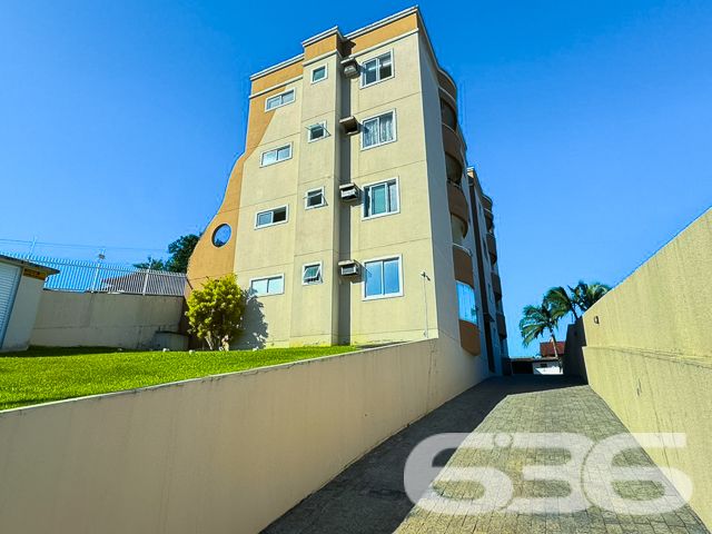 Descubra a perfeita harmonia entre conforto e praticidade neste encantador apartamento localizado no coração do bairro Floresta, em Joinville, SC. Este imóvel térreo oferece uma composição atraente com uma garagem coberta, dois quartos confortáveis + uma suíte, além de banheiros modernos.

Ao adentrar este imóvel, você será recebido em uma ampla sala de estar, que flui naturalmente para a sala de jantar, ideal para momentos em família ou entre amigos. A decoração é clean e permite que você adicione seu toque pessoal facilmente. A cozinha é perfeita para quem gosta de cozinhar e receber amigos ou familiares.

O apartamento conta com dois confortáveis dormitórios e uma suíte com armários planejados, oferecendo o espaço e a privacidade que você merece. Os banheiros são modernos e bem iluminados, com box de vidro e armários para organização.

Um dos grandes atrativos deste apartamento é a sacada com churrasqueira, que proporciona uma vista agradável e é perfeita para desfrutar de momentos relaxantes ao ar livre. A área de serviço é prática e funcional, ideal para as necessidades do dia a dia.

Adicionais incluem portão eletrônico, interfone e grades para sua segurança e tranquilidade. O imóvel também está estrategicamente localizado próximo ao Terminal, vias de acesso rápido, e a uma gama de serviços essenciais como shopping centers, escolas, hospitais e transporte público.

Este imóvel não só atende a todas as suas necessidades práticas como também está situado em uma localização que oferece uma vida plena e ativa em Joinville. 

Se você está procurando por um espaço que combine estilo, conforto e conveniência, este apartamento no bairro Floresta é a escolha perfeita. Visite e sinta o potencial de chamar este belo espaço de seu novo lar. Venha viver onde a vida acontece, venha para o Floresta, em Joinville.
 
636 NEGÓCIOS IMOBILIÁRIOS: A SUA MELHOR ESCOLHA
Com mais de 30 anos de experiência, a 636 Negócios Imobiliários é sua parceira ideal para encontrar o imóvel perfeito. Estamos prontos para ajudá-lo a fazer deste imóvel o seu novo lar.
 
Telefone: (47) 3451-0636
WhatsApp: (47) 99190-0636
 
Não perca esta oportunidade única. Visite nosso site para mais informações: i636.com.br