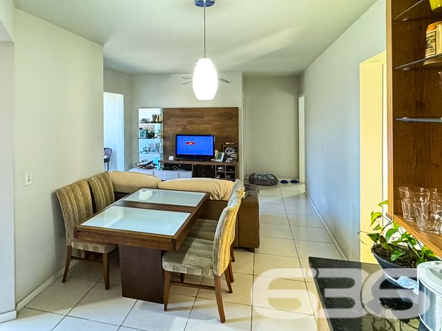 Descubra a perfeita harmonia entre conforto e praticidade neste encantador apartamento localizado no coração do bairro Floresta, em Joinville, SC. Este imóvel térreo oferece uma composição atraente com uma garagem coberta, dois quartos confortáveis + uma suíte, além de banheiros modernos.

Ao adentrar este imóvel, você será recebido em uma ampla sala de estar, que flui naturalmente para a sala de jantar, ideal para momentos em família ou entre amigos. A decoração é clean e permite que você adicione seu toque pessoal facilmente. A cozinha é perfeita para quem gosta de cozinhar e receber amigos ou familiares.

O apartamento conta com dois confortáveis dormitórios e uma suíte com armários planejados, oferecendo o espaço e a privacidade que você merece. Os banheiros são modernos e bem iluminados, com box de vidro e armários para organização.

Um dos grandes atrativos deste apartamento é a sacada com churrasqueira, que proporciona uma vista agradável e é perfeita para desfrutar de momentos relaxantes ao ar livre. A área de serviço é prática e funcional, ideal para as necessidades do dia a dia.

Adicionais incluem portão eletrônico, interfone e grades para sua segurança e tranquilidade. O imóvel também está estrategicamente localizado próximo ao Terminal, vias de acesso rápido, e a uma gama de serviços essenciais como shopping centers, escolas, hospitais e transporte público.

Este imóvel não só atende a todas as suas necessidades práticas como também está situado em uma localização que oferece uma vida plena e ativa em Joinville. 

Se você está procurando por um espaço que combine estilo, conforto e conveniência, este apartamento no bairro Floresta é a escolha perfeita. Visite e sinta o potencial de chamar este belo espaço de seu novo lar. Venha viver onde a vida acontece, venha para o Floresta, em Joinville.
 
636 NEGÓCIOS IMOBILIÁRIOS: A SUA MELHOR ESCOLHA
Com mais de 30 anos de experiência, a 636 Negócios Imobiliários é sua parceira ideal para encontrar o imóvel perfeito. Estamos prontos para ajudá-lo a fazer deste imóvel o seu novo lar.
 
Telefone: (47) 3451-0636
WhatsApp: (47) 99190-0636
 
Não perca esta oportunidade única. Visite nosso site para mais informações: i636.com.br