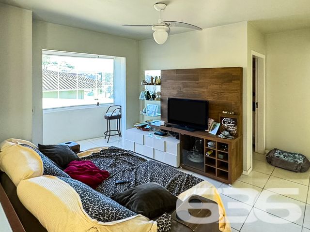 Descubra a perfeita harmonia entre conforto e praticidade neste encantador apartamento localizado no coração do bairro Floresta, em Joinville, SC. Este imóvel térreo oferece uma composição atraente com uma garagem coberta, dois quartos confortáveis + uma suíte, além de banheiros modernos.

Ao adentrar este imóvel, você será recebido em uma ampla sala de estar, que flui naturalmente para a sala de jantar, ideal para momentos em família ou entre amigos. A decoração é clean e permite que você adicione seu toque pessoal facilmente. A cozinha é perfeita para quem gosta de cozinhar e receber amigos ou familiares.

O apartamento conta com dois confortáveis dormitórios e uma suíte com armários planejados, oferecendo o espaço e a privacidade que você merece. Os banheiros são modernos e bem iluminados, com box de vidro e armários para organização.

Um dos grandes atrativos deste apartamento é a sacada com churrasqueira, que proporciona uma vista agradável e é perfeita para desfrutar de momentos relaxantes ao ar livre. A área de serviço é prática e funcional, ideal para as necessidades do dia a dia.

Adicionais incluem portão eletrônico, interfone e grades para sua segurança e tranquilidade. O imóvel também está estrategicamente localizado próximo ao Terminal, vias de acesso rápido, e a uma gama de serviços essenciais como shopping centers, escolas, hospitais e transporte público.

Este imóvel não só atende a todas as suas necessidades práticas como também está situado em uma localização que oferece uma vida plena e ativa em Joinville. 

Se você está procurando por um espaço que combine estilo, conforto e conveniência, este apartamento no bairro Floresta é a escolha perfeita. Visite e sinta o potencial de chamar este belo espaço de seu novo lar. Venha viver onde a vida acontece, venha para o Floresta, em Joinville.
 
636 NEGÓCIOS IMOBILIÁRIOS: A SUA MELHOR ESCOLHA
Com mais de 30 anos de experiência, a 636 Negócios Imobiliários é sua parceira ideal para encontrar o imóvel perfeito. Estamos prontos para ajudá-lo a fazer deste imóvel o seu novo lar.
 
Telefone: (47) 3451-0636
WhatsApp: (47) 99190-0636
 
Não perca esta oportunidade única. Visite nosso site para mais informações: i636.com.br