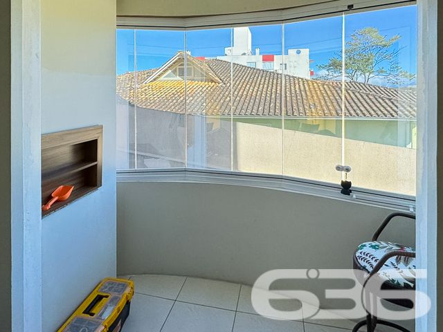 Descubra a perfeita harmonia entre conforto e praticidade neste encantador apartamento localizado no coração do bairro Floresta, em Joinville, SC. Este imóvel térreo oferece uma composição atraente com uma garagem coberta, dois quartos confortáveis + uma suíte, além de banheiros modernos.

Ao adentrar este imóvel, você será recebido em uma ampla sala de estar, que flui naturalmente para a sala de jantar, ideal para momentos em família ou entre amigos. A decoração é clean e permite que você adicione seu toque pessoal facilmente. A cozinha é perfeita para quem gosta de cozinhar e receber amigos ou familiares.

O apartamento conta com dois confortáveis dormitórios e uma suíte com armários planejados, oferecendo o espaço e a privacidade que você merece. Os banheiros são modernos e bem iluminados, com box de vidro e armários para organização.

Um dos grandes atrativos deste apartamento é a sacada com churrasqueira, que proporciona uma vista agradável e é perfeita para desfrutar de momentos relaxantes ao ar livre. A área de serviço é prática e funcional, ideal para as necessidades do dia a dia.

Adicionais incluem portão eletrônico, interfone e grades para sua segurança e tranquilidade. O imóvel também está estrategicamente localizado próximo ao Terminal, vias de acesso rápido, e a uma gama de serviços essenciais como shopping centers, escolas, hospitais e transporte público.

Este imóvel não só atende a todas as suas necessidades práticas como também está situado em uma localização que oferece uma vida plena e ativa em Joinville. 

Se você está procurando por um espaço que combine estilo, conforto e conveniência, este apartamento no bairro Floresta é a escolha perfeita. Visite e sinta o potencial de chamar este belo espaço de seu novo lar. Venha viver onde a vida acontece, venha para o Floresta, em Joinville.
 
636 NEGÓCIOS IMOBILIÁRIOS: A SUA MELHOR ESCOLHA
Com mais de 30 anos de experiência, a 636 Negócios Imobiliários é sua parceira ideal para encontrar o imóvel perfeito. Estamos prontos para ajudá-lo a fazer deste imóvel o seu novo lar.
 
Telefone: (47) 3451-0636
WhatsApp: (47) 99190-0636
 
Não perca esta oportunidade única. Visite nosso site para mais informações: i636.com.br