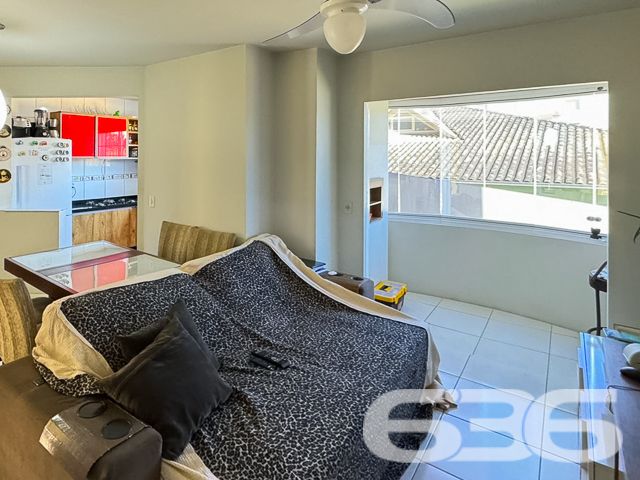 Descubra a perfeita harmonia entre conforto e praticidade neste encantador apartamento localizado no coração do bairro Floresta, em Joinville, SC. Este imóvel térreo oferece uma composição atraente com uma garagem coberta, dois quartos confortáveis + uma suíte, além de banheiros modernos.

Ao adentrar este imóvel, você será recebido em uma ampla sala de estar, que flui naturalmente para a sala de jantar, ideal para momentos em família ou entre amigos. A decoração é clean e permite que você adicione seu toque pessoal facilmente. A cozinha é perfeita para quem gosta de cozinhar e receber amigos ou familiares.

O apartamento conta com dois confortáveis dormitórios e uma suíte com armários planejados, oferecendo o espaço e a privacidade que você merece. Os banheiros são modernos e bem iluminados, com box de vidro e armários para organização.

Um dos grandes atrativos deste apartamento é a sacada com churrasqueira, que proporciona uma vista agradável e é perfeita para desfrutar de momentos relaxantes ao ar livre. A área de serviço é prática e funcional, ideal para as necessidades do dia a dia.

Adicionais incluem portão eletrônico, interfone e grades para sua segurança e tranquilidade. O imóvel também está estrategicamente localizado próximo ao Terminal, vias de acesso rápido, e a uma gama de serviços essenciais como shopping centers, escolas, hospitais e transporte público.

Este imóvel não só atende a todas as suas necessidades práticas como também está situado em uma localização que oferece uma vida plena e ativa em Joinville. 

Se você está procurando por um espaço que combine estilo, conforto e conveniência, este apartamento no bairro Floresta é a escolha perfeita. Visite e sinta o potencial de chamar este belo espaço de seu novo lar. Venha viver onde a vida acontece, venha para o Floresta, em Joinville.
 
636 NEGÓCIOS IMOBILIÁRIOS: A SUA MELHOR ESCOLHA
Com mais de 30 anos de experiência, a 636 Negócios Imobiliários é sua parceira ideal para encontrar o imóvel perfeito. Estamos prontos para ajudá-lo a fazer deste imóvel o seu novo lar.
 
Telefone: (47) 3451-0636
WhatsApp: (47) 99190-0636
 
Não perca esta oportunidade única. Visite nosso site para mais informações: i636.com.br