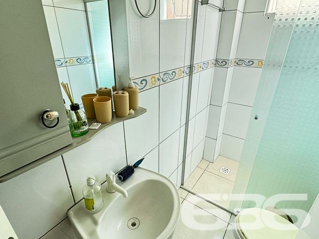 Descubra a perfeita harmonia entre conforto e praticidade neste encantador apartamento localizado no coração do bairro Floresta, em Joinville, SC. Este imóvel térreo oferece uma composição atraente com uma garagem coberta, dois quartos confortáveis + uma suíte, além de banheiros modernos.

Ao adentrar este imóvel, você será recebido em uma ampla sala de estar, que flui naturalmente para a sala de jantar, ideal para momentos em família ou entre amigos. A decoração é clean e permite que você adicione seu toque pessoal facilmente. A cozinha é perfeita para quem gosta de cozinhar e receber amigos ou familiares.

O apartamento conta com dois confortáveis dormitórios e uma suíte com armários planejados, oferecendo o espaço e a privacidade que você merece. Os banheiros são modernos e bem iluminados, com box de vidro e armários para organização.

Um dos grandes atrativos deste apartamento é a sacada com churrasqueira, que proporciona uma vista agradável e é perfeita para desfrutar de momentos relaxantes ao ar livre. A área de serviço é prática e funcional, ideal para as necessidades do dia a dia.

Adicionais incluem portão eletrônico, interfone e grades para sua segurança e tranquilidade. O imóvel também está estrategicamente localizado próximo ao Terminal, vias de acesso rápido, e a uma gama de serviços essenciais como shopping centers, escolas, hospitais e transporte público.

Este imóvel não só atende a todas as suas necessidades práticas como também está situado em uma localização que oferece uma vida plena e ativa em Joinville. 

Se você está procurando por um espaço que combine estilo, conforto e conveniência, este apartamento no bairro Floresta é a escolha perfeita. Visite e sinta o potencial de chamar este belo espaço de seu novo lar. Venha viver onde a vida acontece, venha para o Floresta, em Joinville.
 
636 NEGÓCIOS IMOBILIÁRIOS: A SUA MELHOR ESCOLHA
Com mais de 30 anos de experiência, a 636 Negócios Imobiliários é sua parceira ideal para encontrar o imóvel perfeito. Estamos prontos para ajudá-lo a fazer deste imóvel o seu novo lar.
 
Telefone: (47) 3451-0636
WhatsApp: (47) 99190-0636
 
Não perca esta oportunidade única. Visite nosso site para mais informações: i636.com.br