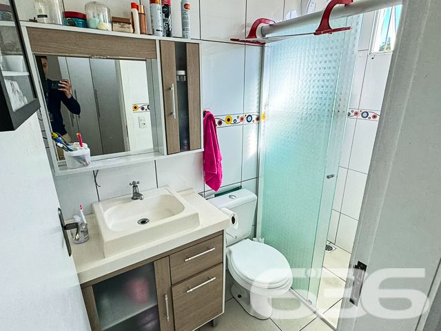 Descubra a perfeita harmonia entre conforto e praticidade neste encantador apartamento localizado no coração do bairro Floresta, em Joinville, SC. Este imóvel térreo oferece uma composição atraente com uma garagem coberta, dois quartos confortáveis + uma suíte, além de banheiros modernos.

Ao adentrar este imóvel, você será recebido em uma ampla sala de estar, que flui naturalmente para a sala de jantar, ideal para momentos em família ou entre amigos. A decoração é clean e permite que você adicione seu toque pessoal facilmente. A cozinha é perfeita para quem gosta de cozinhar e receber amigos ou familiares.

O apartamento conta com dois confortáveis dormitórios e uma suíte com armários planejados, oferecendo o espaço e a privacidade que você merece. Os banheiros são modernos e bem iluminados, com box de vidro e armários para organização.

Um dos grandes atrativos deste apartamento é a sacada com churrasqueira, que proporciona uma vista agradável e é perfeita para desfrutar de momentos relaxantes ao ar livre. A área de serviço é prática e funcional, ideal para as necessidades do dia a dia.

Adicionais incluem portão eletrônico, interfone e grades para sua segurança e tranquilidade. O imóvel também está estrategicamente localizado próximo ao Terminal, vias de acesso rápido, e a uma gama de serviços essenciais como shopping centers, escolas, hospitais e transporte público.

Este imóvel não só atende a todas as suas necessidades práticas como também está situado em uma localização que oferece uma vida plena e ativa em Joinville. 

Se você está procurando por um espaço que combine estilo, conforto e conveniência, este apartamento no bairro Floresta é a escolha perfeita. Visite e sinta o potencial de chamar este belo espaço de seu novo lar. Venha viver onde a vida acontece, venha para o Floresta, em Joinville.
 
636 NEGÓCIOS IMOBILIÁRIOS: A SUA MELHOR ESCOLHA
Com mais de 30 anos de experiência, a 636 Negócios Imobiliários é sua parceira ideal para encontrar o imóvel perfeito. Estamos prontos para ajudá-lo a fazer deste imóvel o seu novo lar.
 
Telefone: (47) 3451-0636
WhatsApp: (47) 99190-0636
 
Não perca esta oportunidade única. Visite nosso site para mais informações: i636.com.br