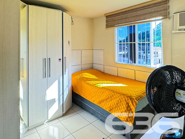 Descubra a perfeita harmonia entre conforto e praticidade neste encantador apartamento localizado no coração do bairro Floresta, em Joinville, SC. Este imóvel térreo oferece uma composição atraente com uma garagem coberta, dois quartos confortáveis + uma suíte, além de banheiros modernos.

Ao adentrar este imóvel, você será recebido em uma ampla sala de estar, que flui naturalmente para a sala de jantar, ideal para momentos em família ou entre amigos. A decoração é clean e permite que você adicione seu toque pessoal facilmente. A cozinha é perfeita para quem gosta de cozinhar e receber amigos ou familiares.

O apartamento conta com dois confortáveis dormitórios e uma suíte com armários planejados, oferecendo o espaço e a privacidade que você merece. Os banheiros são modernos e bem iluminados, com box de vidro e armários para organização.

Um dos grandes atrativos deste apartamento é a sacada com churrasqueira, que proporciona uma vista agradável e é perfeita para desfrutar de momentos relaxantes ao ar livre. A área de serviço é prática e funcional, ideal para as necessidades do dia a dia.

Adicionais incluem portão eletrônico, interfone e grades para sua segurança e tranquilidade. O imóvel também está estrategicamente localizado próximo ao Terminal, vias de acesso rápido, e a uma gama de serviços essenciais como shopping centers, escolas, hospitais e transporte público.

Este imóvel não só atende a todas as suas necessidades práticas como também está situado em uma localização que oferece uma vida plena e ativa em Joinville. 

Se você está procurando por um espaço que combine estilo, conforto e conveniência, este apartamento no bairro Floresta é a escolha perfeita. Visite e sinta o potencial de chamar este belo espaço de seu novo lar. Venha viver onde a vida acontece, venha para o Floresta, em Joinville.
 
636 NEGÓCIOS IMOBILIÁRIOS: A SUA MELHOR ESCOLHA
Com mais de 30 anos de experiência, a 636 Negócios Imobiliários é sua parceira ideal para encontrar o imóvel perfeito. Estamos prontos para ajudá-lo a fazer deste imóvel o seu novo lar.
 
Telefone: (47) 3451-0636
WhatsApp: (47) 99190-0636
 
Não perca esta oportunidade única. Visite nosso site para mais informações: i636.com.br