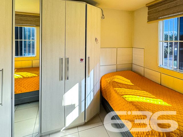Descubra a perfeita harmonia entre conforto e praticidade neste encantador apartamento localizado no coração do bairro Floresta, em Joinville, SC. Este imóvel térreo oferece uma composição atraente com uma garagem coberta, dois quartos confortáveis + uma suíte, além de banheiros modernos.

Ao adentrar este imóvel, você será recebido em uma ampla sala de estar, que flui naturalmente para a sala de jantar, ideal para momentos em família ou entre amigos. A decoração é clean e permite que você adicione seu toque pessoal facilmente. A cozinha é perfeita para quem gosta de cozinhar e receber amigos ou familiares.

O apartamento conta com dois confortáveis dormitórios e uma suíte com armários planejados, oferecendo o espaço e a privacidade que você merece. Os banheiros são modernos e bem iluminados, com box de vidro e armários para organização.

Um dos grandes atrativos deste apartamento é a sacada com churrasqueira, que proporciona uma vista agradável e é perfeita para desfrutar de momentos relaxantes ao ar livre. A área de serviço é prática e funcional, ideal para as necessidades do dia a dia.

Adicionais incluem portão eletrônico, interfone e grades para sua segurança e tranquilidade. O imóvel também está estrategicamente localizado próximo ao Terminal, vias de acesso rápido, e a uma gama de serviços essenciais como shopping centers, escolas, hospitais e transporte público.

Este imóvel não só atende a todas as suas necessidades práticas como também está situado em uma localização que oferece uma vida plena e ativa em Joinville. 

Se você está procurando por um espaço que combine estilo, conforto e conveniência, este apartamento no bairro Floresta é a escolha perfeita. Visite e sinta o potencial de chamar este belo espaço de seu novo lar. Venha viver onde a vida acontece, venha para o Floresta, em Joinville.
 
636 NEGÓCIOS IMOBILIÁRIOS: A SUA MELHOR ESCOLHA
Com mais de 30 anos de experiência, a 636 Negócios Imobiliários é sua parceira ideal para encontrar o imóvel perfeito. Estamos prontos para ajudá-lo a fazer deste imóvel o seu novo lar.
 
Telefone: (47) 3451-0636
WhatsApp: (47) 99190-0636
 
Não perca esta oportunidade única. Visite nosso site para mais informações: i636.com.br