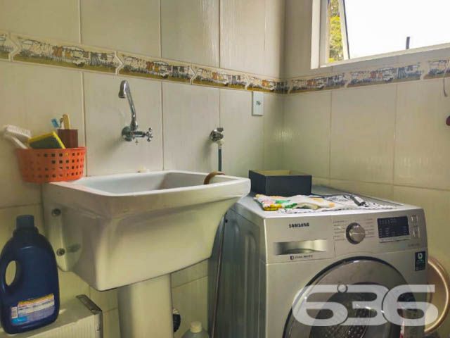 Apartamento à venda no Costa e Silva, Joinville/SC – Amplo, mobiliado e pronto para morar!
Para você que busca conforto, praticidade e excelente localização, este apartamento no bairro Costa e Silva é uma verdadeira oportunidade! Com 98,32m² de área, este imóvel oferece uma planta inteligente e bem distribuída, ideal para quem deseja morar com qualidade ou investir com segurança.
Na área social, destaque para a ampla sacada com churrasqueira a carvão – perfeita para reunir amigos e família – além de uma cozinha planejada funcional e bem equipada. A área de serviço é separada e conta com ventilação natural.
O imóvel está próximo de shoppings, escolas, hospitais, transporte público e de todos os serviços essenciais, facilitando o dia a dia de sua família.
Agende uma visita com a 636 Negócios Imobiliários e surpreenda-se com este excelente custo-benefício. São mais de 30 anos de experiência construindo confiança no mercado imobiliário.
636 NEGÓCIOS IMOBILIÁRIOS: A SUA MELHOR ESCOLHA
Com mais de 30 anos de experiência, a 636 Negócios Imobiliários é sua parceira ideal para encontrar o imóvel perfeito. Estamos prontos para ajudá-lo a fazer deste imóvel o seu novo lar.
Telefone: (47) 3451-0636
WhatsApp: (47) 99190-0636
Não perca esta oportunidade única. Visite nosso site para mais informações: i636.com.br