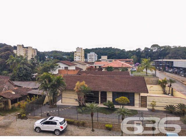 Apartamento à venda no Costa e Silva, Joinville/SC – Amplo, mobiliado e pronto para morar!
Para você que busca conforto, praticidade e excelente localização, este apartamento no bairro Costa e Silva é uma verdadeira oportunidade! Com 98,32m² de área, este imóvel oferece uma planta inteligente e bem distribuída, ideal para quem deseja morar com qualidade ou investir com segurança.
Na área social, destaque para a ampla sacada com churrasqueira a carvão – perfeita para reunir amigos e família – além de uma cozinha planejada funcional e bem equipada. A área de serviço é separada e conta com ventilação natural.
O imóvel está próximo de shoppings, escolas, hospitais, transporte público e de todos os serviços essenciais, facilitando o dia a dia de sua família.
Agende uma visita com a 636 Negócios Imobiliários e surpreenda-se com este excelente custo-benefício. São mais de 30 anos de experiência construindo confiança no mercado imobiliário.
636 NEGÓCIOS IMOBILIÁRIOS: A SUA MELHOR ESCOLHA
Com mais de 30 anos de experiência, a 636 Negócios Imobiliários é sua parceira ideal para encontrar o imóvel perfeito. Estamos prontos para ajudá-lo a fazer deste imóvel o seu novo lar.
Telefone: (47) 3451-0636
WhatsApp: (47) 99190-0636
Não perca esta oportunidade única. Visite nosso site para mais informações: i636.com.br
