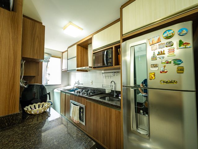 Descubra o seu novo lar em Joinville, SC! Este apartamento excepcional no bairro Vila Nova oferece conforto, estilo e uma localização privilegiada perto da BR 101, facilitando o acesso às principais vias e serviços da região, como supermercados, panificadoras, academias e o comércio em geral. Estuda permuta.
Com uma área construída de 74,89 m² divididos em ambientes espaçosos e bem planejados. O apartamento conta com garagem coberta, uma suíte ampla e um quarto adicional, ambos bem iluminados e arejados, perfeitos para sua família. Além disso, possui dois banheiros modernos e bem equipados, garantindo conforto para todos os moradores.
A cozinha é um verdadeiro destaque, com móveis planejados que otimizam o espaço e incluem uma área de serviço integrada. Os aparelhos de ar condicionado já instalados proporcionam um clima agradável o ano todo. A sala de estar e jantar são integradas, criando um ambiente acolhedor para momentos em família ou entre amigos, e a sacada com churrasqueira oferece uma vista agradável, ideal para relaxar e socializar.
O apartamento também inclui características desejáveis como portão eletrônico, interfone e um sistema de alarme para sua segurança e tranquilidade. A propriedade é totalmente murada e cercada, garantindo privacidade e segurança.
Este imóvel é uma oportunidade excepcional de viver em uma localização conveniente e desejável, combinando conforto, segurança e acessibilidade. Agende sua visita e veja de perto tudo que este maravilhoso apartamento tem a oferecer!
636 NEGÓCIOS IMOBILIÁRIOS: A SUA MELHOR ESCOLHA
Com mais de 30 anos de experiência, a 636 Negócios Imobiliários é sua parceira ideal para encontrar o imóvel perfeito. Estamos prontos para ajudá-lo a fazer deste imóvel o seu novo lar.
Telefone: (47) 3451-0636
WhatsApp: (47) 99190-0636
Não perca esta oportunidade única. Visite nosso site para mais informações: i636.com.br