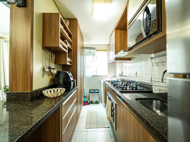 Descubra o seu novo lar em Joinville, SC! Este apartamento excepcional no bairro Vila Nova oferece conforto, estilo e uma localização privilegiada perto da BR 101, facilitando o acesso às principais vias e serviços da região, como supermercados, panificadoras, academias e o comércio em geral. Estuda permuta.
Com uma área construída de 74,89 m² divididos em ambientes espaçosos e bem planejados. O apartamento conta com garagem coberta, uma suíte ampla e um quarto adicional, ambos bem iluminados e arejados, perfeitos para sua família. Além disso, possui dois banheiros modernos e bem equipados, garantindo conforto para todos os moradores.
A cozinha é um verdadeiro destaque, com móveis planejados que otimizam o espaço e incluem uma área de serviço integrada. Os aparelhos de ar condicionado já instalados proporcionam um clima agradável o ano todo. A sala de estar e jantar são integradas, criando um ambiente acolhedor para momentos em família ou entre amigos, e a sacada com churrasqueira oferece uma vista agradável, ideal para relaxar e socializar.
O apartamento também inclui características desejáveis como portão eletrônico, interfone e um sistema de alarme para sua segurança e tranquilidade. A propriedade é totalmente murada e cercada, garantindo privacidade e segurança.
Este imóvel é uma oportunidade excepcional de viver em uma localização conveniente e desejável, combinando conforto, segurança e acessibilidade. Agende sua visita e veja de perto tudo que este maravilhoso apartamento tem a oferecer!
636 NEGÓCIOS IMOBILIÁRIOS: A SUA MELHOR ESCOLHA
Com mais de 30 anos de experiência, a 636 Negócios Imobiliários é sua parceira ideal para encontrar o imóvel perfeito. Estamos prontos para ajudá-lo a fazer deste imóvel o seu novo lar.
Telefone: (47) 3451-0636
WhatsApp: (47) 99190-0636
Não perca esta oportunidade única. Visite nosso site para mais informações: i636.com.br