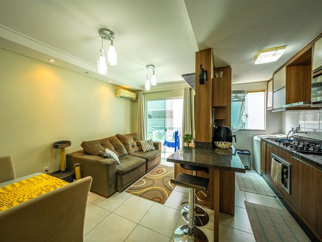 Descubra o seu novo lar em Joinville, SC! Este apartamento excepcional no bairro Vila Nova oferece conforto, estilo e uma localização privilegiada perto da BR 101, facilitando o acesso às principais vias e serviços da região, como supermercados, panificadoras, academias e o comércio em geral. Estuda permuta.
Com uma área construída de 74,89 m² divididos em ambientes espaçosos e bem planejados. O apartamento conta com garagem coberta, uma suíte ampla e um quarto adicional, ambos bem iluminados e arejados, perfeitos para sua família. Além disso, possui dois banheiros modernos e bem equipados, garantindo conforto para todos os moradores.
A cozinha é um verdadeiro destaque, com móveis planejados que otimizam o espaço e incluem uma área de serviço integrada. Os aparelhos de ar condicionado já instalados proporcionam um clima agradável o ano todo. A sala de estar e jantar são integradas, criando um ambiente acolhedor para momentos em família ou entre amigos, e a sacada com churrasqueira oferece uma vista agradável, ideal para relaxar e socializar.
O apartamento também inclui características desejáveis como portão eletrônico, interfone e um sistema de alarme para sua segurança e tranquilidade. A propriedade é totalmente murada e cercada, garantindo privacidade e segurança.
Este imóvel é uma oportunidade excepcional de viver em uma localização conveniente e desejável, combinando conforto, segurança e acessibilidade. Agende sua visita e veja de perto tudo que este maravilhoso apartamento tem a oferecer!
636 NEGÓCIOS IMOBILIÁRIOS: A SUA MELHOR ESCOLHA
Com mais de 30 anos de experiência, a 636 Negócios Imobiliários é sua parceira ideal para encontrar o imóvel perfeito. Estamos prontos para ajudá-lo a fazer deste imóvel o seu novo lar.
Telefone: (47) 3451-0636
WhatsApp: (47) 99190-0636
Não perca esta oportunidade única. Visite nosso site para mais informações: i636.com.br