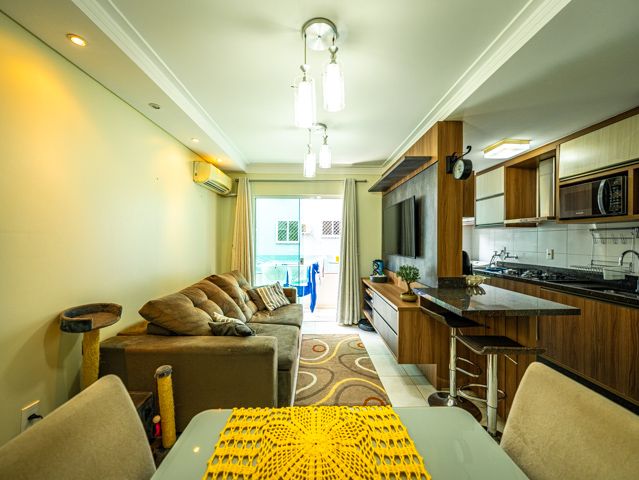 Descubra o seu novo lar em Joinville, SC! Este apartamento excepcional no bairro Vila Nova oferece conforto, estilo e uma localização privilegiada perto da BR 101, facilitando o acesso às principais vias e serviços da região, como supermercados, panificadoras, academias e o comércio em geral. Estuda permuta.
Com uma área construída de 74,89 m² divididos em ambientes espaçosos e bem planejados. O apartamento conta com garagem coberta, uma suíte ampla e um quarto adicional, ambos bem iluminados e arejados, perfeitos para sua família. Além disso, possui dois banheiros modernos e bem equipados, garantindo conforto para todos os moradores.
A cozinha é um verdadeiro destaque, com móveis planejados que otimizam o espaço e incluem uma área de serviço integrada. Os aparelhos de ar condicionado já instalados proporcionam um clima agradável o ano todo. A sala de estar e jantar são integradas, criando um ambiente acolhedor para momentos em família ou entre amigos, e a sacada com churrasqueira oferece uma vista agradável, ideal para relaxar e socializar.
O apartamento também inclui características desejáveis como portão eletrônico, interfone e um sistema de alarme para sua segurança e tranquilidade. A propriedade é totalmente murada e cercada, garantindo privacidade e segurança.
Este imóvel é uma oportunidade excepcional de viver em uma localização conveniente e desejável, combinando conforto, segurança e acessibilidade. Agende sua visita e veja de perto tudo que este maravilhoso apartamento tem a oferecer!
636 NEGÓCIOS IMOBILIÁRIOS: A SUA MELHOR ESCOLHA
Com mais de 30 anos de experiência, a 636 Negócios Imobiliários é sua parceira ideal para encontrar o imóvel perfeito. Estamos prontos para ajudá-lo a fazer deste imóvel o seu novo lar.
Telefone: (47) 3451-0636
WhatsApp: (47) 99190-0636
Não perca esta oportunidade única. Visite nosso site para mais informações: i636.com.br