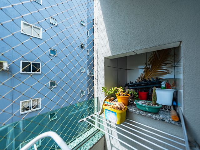 Descubra o seu novo lar em Joinville, SC! Este apartamento excepcional no bairro Vila Nova oferece conforto, estilo e uma localização privilegiada perto da BR 101, facilitando o acesso às principais vias e serviços da região, como supermercados, panificadoras, academias e o comércio em geral. Estuda permuta.
Com uma área construída de 74,89 m² divididos em ambientes espaçosos e bem planejados. O apartamento conta com garagem coberta, uma suíte ampla e um quarto adicional, ambos bem iluminados e arejados, perfeitos para sua família. Além disso, possui dois banheiros modernos e bem equipados, garantindo conforto para todos os moradores.
A cozinha é um verdadeiro destaque, com móveis planejados que otimizam o espaço e incluem uma área de serviço integrada. Os aparelhos de ar condicionado já instalados proporcionam um clima agradável o ano todo. A sala de estar e jantar são integradas, criando um ambiente acolhedor para momentos em família ou entre amigos, e a sacada com churrasqueira oferece uma vista agradável, ideal para relaxar e socializar.
O apartamento também inclui características desejáveis como portão eletrônico, interfone e um sistema de alarme para sua segurança e tranquilidade. A propriedade é totalmente murada e cercada, garantindo privacidade e segurança.
Este imóvel é uma oportunidade excepcional de viver em uma localização conveniente e desejável, combinando conforto, segurança e acessibilidade. Agende sua visita e veja de perto tudo que este maravilhoso apartamento tem a oferecer!
636 NEGÓCIOS IMOBILIÁRIOS: A SUA MELHOR ESCOLHA
Com mais de 30 anos de experiência, a 636 Negócios Imobiliários é sua parceira ideal para encontrar o imóvel perfeito. Estamos prontos para ajudá-lo a fazer deste imóvel o seu novo lar.
Telefone: (47) 3451-0636
WhatsApp: (47) 99190-0636
Não perca esta oportunidade única. Visite nosso site para mais informações: i636.com.br