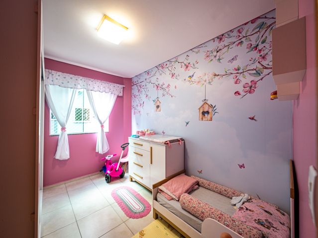 Descubra o seu novo lar em Joinville, SC! Este apartamento excepcional no bairro Vila Nova oferece conforto, estilo e uma localização privilegiada perto da BR 101, facilitando o acesso às principais vias e serviços da região, como supermercados, panificadoras, academias e o comércio em geral. Estuda permuta.
Com uma área construída de 74,89 m² divididos em ambientes espaçosos e bem planejados. O apartamento conta com garagem coberta, uma suíte ampla e um quarto adicional, ambos bem iluminados e arejados, perfeitos para sua família. Além disso, possui dois banheiros modernos e bem equipados, garantindo conforto para todos os moradores.
A cozinha é um verdadeiro destaque, com móveis planejados que otimizam o espaço e incluem uma área de serviço integrada. Os aparelhos de ar condicionado já instalados proporcionam um clima agradável o ano todo. A sala de estar e jantar são integradas, criando um ambiente acolhedor para momentos em família ou entre amigos, e a sacada com churrasqueira oferece uma vista agradável, ideal para relaxar e socializar.
O apartamento também inclui características desejáveis como portão eletrônico, interfone e um sistema de alarme para sua segurança e tranquilidade. A propriedade é totalmente murada e cercada, garantindo privacidade e segurança.
Este imóvel é uma oportunidade excepcional de viver em uma localização conveniente e desejável, combinando conforto, segurança e acessibilidade. Agende sua visita e veja de perto tudo que este maravilhoso apartamento tem a oferecer!
636 NEGÓCIOS IMOBILIÁRIOS: A SUA MELHOR ESCOLHA
Com mais de 30 anos de experiência, a 636 Negócios Imobiliários é sua parceira ideal para encontrar o imóvel perfeito. Estamos prontos para ajudá-lo a fazer deste imóvel o seu novo lar.
Telefone: (47) 3451-0636
WhatsApp: (47) 99190-0636
Não perca esta oportunidade única. Visite nosso site para mais informações: i636.com.br