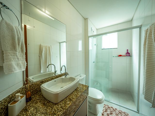 Descubra o seu novo lar em Joinville, SC! Este apartamento excepcional no bairro Vila Nova oferece conforto, estilo e uma localização privilegiada perto da BR 101, facilitando o acesso às principais vias e serviços da região, como supermercados, panificadoras, academias e o comércio em geral. Estuda permuta.
Com uma área construída de 74,89 m² divididos em ambientes espaçosos e bem planejados. O apartamento conta com garagem coberta, uma suíte ampla e um quarto adicional, ambos bem iluminados e arejados, perfeitos para sua família. Além disso, possui dois banheiros modernos e bem equipados, garantindo conforto para todos os moradores.
A cozinha é um verdadeiro destaque, com móveis planejados que otimizam o espaço e incluem uma área de serviço integrada. Os aparelhos de ar condicionado já instalados proporcionam um clima agradável o ano todo. A sala de estar e jantar são integradas, criando um ambiente acolhedor para momentos em família ou entre amigos, e a sacada com churrasqueira oferece uma vista agradável, ideal para relaxar e socializar.
O apartamento também inclui características desejáveis como portão eletrônico, interfone e um sistema de alarme para sua segurança e tranquilidade. A propriedade é totalmente murada e cercada, garantindo privacidade e segurança.
Este imóvel é uma oportunidade excepcional de viver em uma localização conveniente e desejável, combinando conforto, segurança e acessibilidade. Agende sua visita e veja de perto tudo que este maravilhoso apartamento tem a oferecer!
636 NEGÓCIOS IMOBILIÁRIOS: A SUA MELHOR ESCOLHA
Com mais de 30 anos de experiência, a 636 Negócios Imobiliários é sua parceira ideal para encontrar o imóvel perfeito. Estamos prontos para ajudá-lo a fazer deste imóvel o seu novo lar.
Telefone: (47) 3451-0636
WhatsApp: (47) 99190-0636
Não perca esta oportunidade única. Visite nosso site para mais informações: i636.com.br