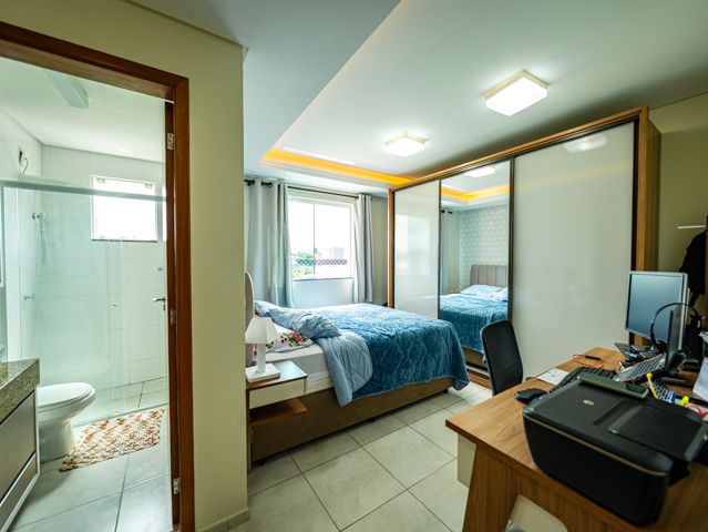 Descubra o seu novo lar em Joinville, SC! Este apartamento excepcional no bairro Vila Nova oferece conforto, estilo e uma localização privilegiada perto da BR 101, facilitando o acesso às principais vias e serviços da região, como supermercados, panificadoras, academias e o comércio em geral. Estuda permuta.
Com uma área construída de 74,89 m² divididos em ambientes espaçosos e bem planejados. O apartamento conta com garagem coberta, uma suíte ampla e um quarto adicional, ambos bem iluminados e arejados, perfeitos para sua família. Além disso, possui dois banheiros modernos e bem equipados, garantindo conforto para todos os moradores.
A cozinha é um verdadeiro destaque, com móveis planejados que otimizam o espaço e incluem uma área de serviço integrada. Os aparelhos de ar condicionado já instalados proporcionam um clima agradável o ano todo. A sala de estar e jantar são integradas, criando um ambiente acolhedor para momentos em família ou entre amigos, e a sacada com churrasqueira oferece uma vista agradável, ideal para relaxar e socializar.
O apartamento também inclui características desejáveis como portão eletrônico, interfone e um sistema de alarme para sua segurança e tranquilidade. A propriedade é totalmente murada e cercada, garantindo privacidade e segurança.
Este imóvel é uma oportunidade excepcional de viver em uma localização conveniente e desejável, combinando conforto, segurança e acessibilidade. Agende sua visita e veja de perto tudo que este maravilhoso apartamento tem a oferecer!
636 NEGÓCIOS IMOBILIÁRIOS: A SUA MELHOR ESCOLHA
Com mais de 30 anos de experiência, a 636 Negócios Imobiliários é sua parceira ideal para encontrar o imóvel perfeito. Estamos prontos para ajudá-lo a fazer deste imóvel o seu novo lar.
Telefone: (47) 3451-0636
WhatsApp: (47) 99190-0636
Não perca esta oportunidade única. Visite nosso site para mais informações: i636.com.br