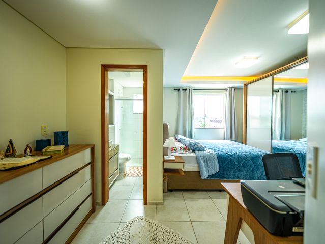 Descubra o seu novo lar em Joinville, SC! Este apartamento excepcional no bairro Vila Nova oferece conforto, estilo e uma localização privilegiada perto da BR 101, facilitando o acesso às principais vias e serviços da região, como supermercados, panificadoras, academias e o comércio em geral. Estuda permuta.
Com uma área construída de 74,89 m² divididos em ambientes espaçosos e bem planejados. O apartamento conta com garagem coberta, uma suíte ampla e um quarto adicional, ambos bem iluminados e arejados, perfeitos para sua família. Além disso, possui dois banheiros modernos e bem equipados, garantindo conforto para todos os moradores.
A cozinha é um verdadeiro destaque, com móveis planejados que otimizam o espaço e incluem uma área de serviço integrada. Os aparelhos de ar condicionado já instalados proporcionam um clima agradável o ano todo. A sala de estar e jantar são integradas, criando um ambiente acolhedor para momentos em família ou entre amigos, e a sacada com churrasqueira oferece uma vista agradável, ideal para relaxar e socializar.
O apartamento também inclui características desejáveis como portão eletrônico, interfone e um sistema de alarme para sua segurança e tranquilidade. A propriedade é totalmente murada e cercada, garantindo privacidade e segurança.
Este imóvel é uma oportunidade excepcional de viver em uma localização conveniente e desejável, combinando conforto, segurança e acessibilidade. Agende sua visita e veja de perto tudo que este maravilhoso apartamento tem a oferecer!
636 NEGÓCIOS IMOBILIÁRIOS: A SUA MELHOR ESCOLHA
Com mais de 30 anos de experiência, a 636 Negócios Imobiliários é sua parceira ideal para encontrar o imóvel perfeito. Estamos prontos para ajudá-lo a fazer deste imóvel o seu novo lar.
Telefone: (47) 3451-0636
WhatsApp: (47) 99190-0636
Não perca esta oportunidade única. Visite nosso site para mais informações: i636.com.br
