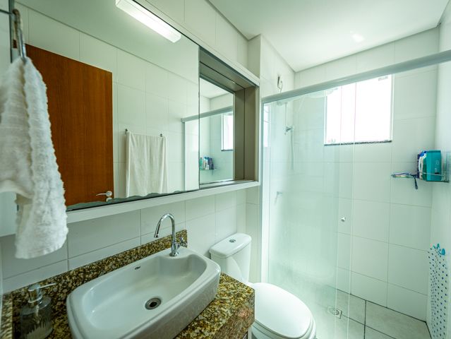 Descubra o seu novo lar em Joinville, SC! Este apartamento excepcional no bairro Vila Nova oferece conforto, estilo e uma localização privilegiada perto da BR 101, facilitando o acesso às principais vias e serviços da região, como supermercados, panificadoras, academias e o comércio em geral. Estuda permuta.
Com uma área construída de 74,89 m² divididos em ambientes espaçosos e bem planejados. O apartamento conta com garagem coberta, uma suíte ampla e um quarto adicional, ambos bem iluminados e arejados, perfeitos para sua família. Além disso, possui dois banheiros modernos e bem equipados, garantindo conforto para todos os moradores.
A cozinha é um verdadeiro destaque, com móveis planejados que otimizam o espaço e incluem uma área de serviço integrada. Os aparelhos de ar condicionado já instalados proporcionam um clima agradável o ano todo. A sala de estar e jantar são integradas, criando um ambiente acolhedor para momentos em família ou entre amigos, e a sacada com churrasqueira oferece uma vista agradável, ideal para relaxar e socializar.
O apartamento também inclui características desejáveis como portão eletrônico, interfone e um sistema de alarme para sua segurança e tranquilidade. A propriedade é totalmente murada e cercada, garantindo privacidade e segurança.
Este imóvel é uma oportunidade excepcional de viver em uma localização conveniente e desejável, combinando conforto, segurança e acessibilidade. Agende sua visita e veja de perto tudo que este maravilhoso apartamento tem a oferecer!
636 NEGÓCIOS IMOBILIÁRIOS: A SUA MELHOR ESCOLHA
Com mais de 30 anos de experiência, a 636 Negócios Imobiliários é sua parceira ideal para encontrar o imóvel perfeito. Estamos prontos para ajudá-lo a fazer deste imóvel o seu novo lar.
Telefone: (47) 3451-0636
WhatsApp: (47) 99190-0636
Não perca esta oportunidade única. Visite nosso site para mais informações: i636.com.br