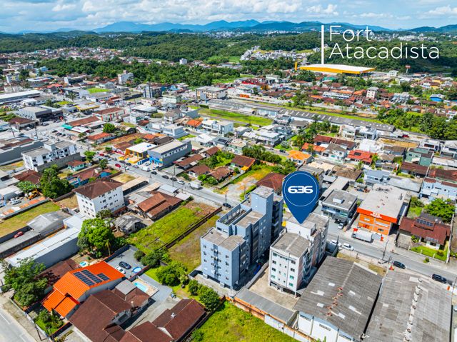 Descubra o seu novo lar em Joinville, SC! Este apartamento excepcional no bairro Vila Nova oferece conforto, estilo e uma localização privilegiada perto da BR 101, facilitando o acesso às principais vias e serviços da região, como supermercados, panificadoras, academias e o comércio em geral. Estuda permuta.
Com uma área construída de 74,89 m² divididos em ambientes espaçosos e bem planejados. O apartamento conta com garagem coberta, uma suíte ampla e um quarto adicional, ambos bem iluminados e arejados, perfeitos para sua família. Além disso, possui dois banheiros modernos e bem equipados, garantindo conforto para todos os moradores.
A cozinha é um verdadeiro destaque, com móveis planejados que otimizam o espaço e incluem uma área de serviço integrada. Os aparelhos de ar condicionado já instalados proporcionam um clima agradável o ano todo. A sala de estar e jantar são integradas, criando um ambiente acolhedor para momentos em família ou entre amigos, e a sacada com churrasqueira oferece uma vista agradável, ideal para relaxar e socializar.
O apartamento também inclui características desejáveis como portão eletrônico, interfone e um sistema de alarme para sua segurança e tranquilidade. A propriedade é totalmente murada e cercada, garantindo privacidade e segurança.
Este imóvel é uma oportunidade excepcional de viver em uma localização conveniente e desejável, combinando conforto, segurança e acessibilidade. Agende sua visita e veja de perto tudo que este maravilhoso apartamento tem a oferecer!
636 NEGÓCIOS IMOBILIÁRIOS: A SUA MELHOR ESCOLHA
Com mais de 30 anos de experiência, a 636 Negócios Imobiliários é sua parceira ideal para encontrar o imóvel perfeito. Estamos prontos para ajudá-lo a fazer deste imóvel o seu novo lar.
Telefone: (47) 3451-0636
WhatsApp: (47) 99190-0636
Não perca esta oportunidade única. Visite nosso site para mais informações: i636.com.br