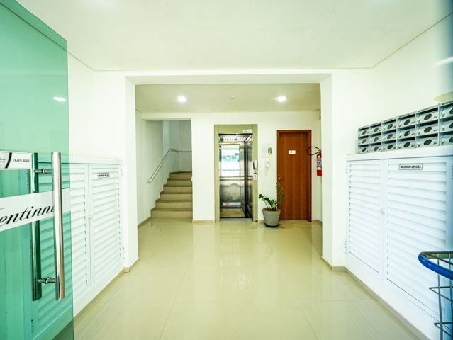Descubra o seu novo lar em Joinville, SC! Este apartamento excepcional no bairro Vila Nova oferece conforto, estilo e uma localização privilegiada perto da BR 101, facilitando o acesso às principais vias e serviços da região, como supermercados, panificadoras, academias e o comércio em geral. Estuda permuta.
Com uma área construída de 74,89 m² divididos em ambientes espaçosos e bem planejados. O apartamento conta com garagem coberta, uma suíte ampla e um quarto adicional, ambos bem iluminados e arejados, perfeitos para sua família. Além disso, possui dois banheiros modernos e bem equipados, garantindo conforto para todos os moradores.
A cozinha é um verdadeiro destaque, com móveis planejados que otimizam o espaço e incluem uma área de serviço integrada. Os aparelhos de ar condicionado já instalados proporcionam um clima agradável o ano todo. A sala de estar e jantar são integradas, criando um ambiente acolhedor para momentos em família ou entre amigos, e a sacada com churrasqueira oferece uma vista agradável, ideal para relaxar e socializar.
O apartamento também inclui características desejáveis como portão eletrônico, interfone e um sistema de alarme para sua segurança e tranquilidade. A propriedade é totalmente murada e cercada, garantindo privacidade e segurança.
Este imóvel é uma oportunidade excepcional de viver em uma localização conveniente e desejável, combinando conforto, segurança e acessibilidade. Agende sua visita e veja de perto tudo que este maravilhoso apartamento tem a oferecer!
636 NEGÓCIOS IMOBILIÁRIOS: A SUA MELHOR ESCOLHA
Com mais de 30 anos de experiência, a 636 Negócios Imobiliários é sua parceira ideal para encontrar o imóvel perfeito. Estamos prontos para ajudá-lo a fazer deste imóvel o seu novo lar.
Telefone: (47) 3451-0636
WhatsApp: (47) 99190-0636
Não perca esta oportunidade única. Visite nosso site para mais informações: i636.com.br