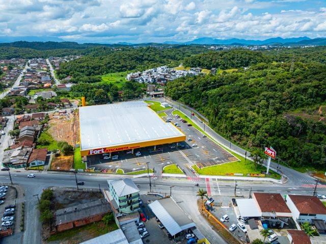 Descubra o seu novo lar em Joinville, SC! Este apartamento excepcional no bairro Vila Nova oferece conforto, estilo e uma localização privilegiada perto da BR 101, facilitando o acesso às principais vias e serviços da região, como supermercados, panificadoras, academias e o comércio em geral. Estuda permuta.
Com uma área construída de 74,89 m² divididos em ambientes espaçosos e bem planejados. O apartamento conta com garagem coberta, uma suíte ampla e um quarto adicional, ambos bem iluminados e arejados, perfeitos para sua família. Além disso, possui dois banheiros modernos e bem equipados, garantindo conforto para todos os moradores.
A cozinha é um verdadeiro destaque, com móveis planejados que otimizam o espaço e incluem uma área de serviço integrada. Os aparelhos de ar condicionado já instalados proporcionam um clima agradável o ano todo. A sala de estar e jantar são integradas, criando um ambiente acolhedor para momentos em família ou entre amigos, e a sacada com churrasqueira oferece uma vista agradável, ideal para relaxar e socializar.
O apartamento também inclui características desejáveis como portão eletrônico, interfone e um sistema de alarme para sua segurança e tranquilidade. A propriedade é totalmente murada e cercada, garantindo privacidade e segurança.
Este imóvel é uma oportunidade excepcional de viver em uma localização conveniente e desejável, combinando conforto, segurança e acessibilidade. Agende sua visita e veja de perto tudo que este maravilhoso apartamento tem a oferecer!
636 NEGÓCIOS IMOBILIÁRIOS: A SUA MELHOR ESCOLHA
Com mais de 30 anos de experiência, a 636 Negócios Imobiliários é sua parceira ideal para encontrar o imóvel perfeito. Estamos prontos para ajudá-lo a fazer deste imóvel o seu novo lar.
Telefone: (47) 3451-0636
WhatsApp: (47) 99190-0636
Não perca esta oportunidade única. Visite nosso site para mais informações: i636.com.br