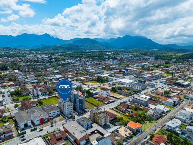 Descubra o seu novo lar em Joinville, SC! Este apartamento excepcional no bairro Vila Nova oferece conforto, estilo e uma localização privilegiada perto da BR 101, facilitando o acesso às principais vias e serviços da região, como supermercados, panificadoras, academias e o comércio em geral. Estuda permuta.
Com uma área construída de 74,89 m² divididos em ambientes espaçosos e bem planejados. O apartamento conta com garagem coberta, uma suíte ampla e um quarto adicional, ambos bem iluminados e arejados, perfeitos para sua família. Além disso, possui dois banheiros modernos e bem equipados, garantindo conforto para todos os moradores.
A cozinha é um verdadeiro destaque, com móveis planejados que otimizam o espaço e incluem uma área de serviço integrada. Os aparelhos de ar condicionado já instalados proporcionam um clima agradável o ano todo. A sala de estar e jantar são integradas, criando um ambiente acolhedor para momentos em família ou entre amigos, e a sacada com churrasqueira oferece uma vista agradável, ideal para relaxar e socializar.
O apartamento também inclui características desejáveis como portão eletrônico, interfone e um sistema de alarme para sua segurança e tranquilidade. A propriedade é totalmente murada e cercada, garantindo privacidade e segurança.
Este imóvel é uma oportunidade excepcional de viver em uma localização conveniente e desejável, combinando conforto, segurança e acessibilidade. Agende sua visita e veja de perto tudo que este maravilhoso apartamento tem a oferecer!
636 NEGÓCIOS IMOBILIÁRIOS: A SUA MELHOR ESCOLHA
Com mais de 30 anos de experiência, a 636 Negócios Imobiliários é sua parceira ideal para encontrar o imóvel perfeito. Estamos prontos para ajudá-lo a fazer deste imóvel o seu novo lar.
Telefone: (47) 3451-0636
WhatsApp: (47) 99190-0636
Não perca esta oportunidade única. Visite nosso site para mais informações: i636.com.br