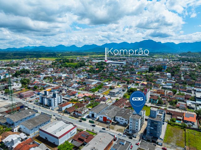 Descubra o seu novo lar em Joinville, SC! Este apartamento excepcional no bairro Vila Nova oferece conforto, estilo e uma localização privilegiada perto da BR 101, facilitando o acesso às principais vias e serviços da região, como supermercados, panificadoras, academias e o comércio em geral. Estuda permuta.
Com uma área construída de 74,89 m² divididos em ambientes espaçosos e bem planejados. O apartamento conta com garagem coberta, uma suíte ampla e um quarto adicional, ambos bem iluminados e arejados, perfeitos para sua família. Além disso, possui dois banheiros modernos e bem equipados, garantindo conforto para todos os moradores.
A cozinha é um verdadeiro destaque, com móveis planejados que otimizam o espaço e incluem uma área de serviço integrada. Os aparelhos de ar condicionado já instalados proporcionam um clima agradável o ano todo. A sala de estar e jantar são integradas, criando um ambiente acolhedor para momentos em família ou entre amigos, e a sacada com churrasqueira oferece uma vista agradável, ideal para relaxar e socializar.
O apartamento também inclui características desejáveis como portão eletrônico, interfone e um sistema de alarme para sua segurança e tranquilidade. A propriedade é totalmente murada e cercada, garantindo privacidade e segurança.
Este imóvel é uma oportunidade excepcional de viver em uma localização conveniente e desejável, combinando conforto, segurança e acessibilidade. Agende sua visita e veja de perto tudo que este maravilhoso apartamento tem a oferecer!
636 NEGÓCIOS IMOBILIÁRIOS: A SUA MELHOR ESCOLHA
Com mais de 30 anos de experiência, a 636 Negócios Imobiliários é sua parceira ideal para encontrar o imóvel perfeito. Estamos prontos para ajudá-lo a fazer deste imóvel o seu novo lar.
Telefone: (47) 3451-0636
WhatsApp: (47) 99190-0636
Não perca esta oportunidade única. Visite nosso site para mais informações: i636.com.br