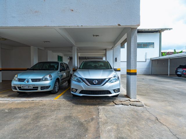 Descubra o seu novo lar em Joinville, SC! Este apartamento excepcional no bairro Vila Nova oferece conforto, estilo e uma localização privilegiada perto da BR 101, facilitando o acesso às principais vias e serviços da região, como supermercados, panificadoras, academias e o comércio em geral. Estuda permuta.
Com uma área construída de 74,89 m² divididos em ambientes espaçosos e bem planejados. O apartamento conta com garagem coberta, uma suíte ampla e um quarto adicional, ambos bem iluminados e arejados, perfeitos para sua família. Além disso, possui dois banheiros modernos e bem equipados, garantindo conforto para todos os moradores.
A cozinha é um verdadeiro destaque, com móveis planejados que otimizam o espaço e incluem uma área de serviço integrada. Os aparelhos de ar condicionado já instalados proporcionam um clima agradável o ano todo. A sala de estar e jantar são integradas, criando um ambiente acolhedor para momentos em família ou entre amigos, e a sacada com churrasqueira oferece uma vista agradável, ideal para relaxar e socializar.
O apartamento também inclui características desejáveis como portão eletrônico, interfone e um sistema de alarme para sua segurança e tranquilidade. A propriedade é totalmente murada e cercada, garantindo privacidade e segurança.
Este imóvel é uma oportunidade excepcional de viver em uma localização conveniente e desejável, combinando conforto, segurança e acessibilidade. Agende sua visita e veja de perto tudo que este maravilhoso apartamento tem a oferecer!
636 NEGÓCIOS IMOBILIÁRIOS: A SUA MELHOR ESCOLHA
Com mais de 30 anos de experiência, a 636 Negócios Imobiliários é sua parceira ideal para encontrar o imóvel perfeito. Estamos prontos para ajudá-lo a fazer deste imóvel o seu novo lar.
Telefone: (47) 3451-0636
WhatsApp: (47) 99190-0636
Não perca esta oportunidade única. Visite nosso site para mais informações: i636.com.br