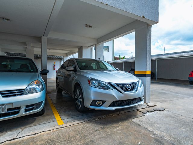 Descubra o seu novo lar em Joinville, SC! Este apartamento excepcional no bairro Vila Nova oferece conforto, estilo e uma localização privilegiada perto da BR 101, facilitando o acesso às principais vias e serviços da região, como supermercados, panificadoras, academias e o comércio em geral. Estuda permuta.
Com uma área construída de 74,89 m² divididos em ambientes espaçosos e bem planejados. O apartamento conta com garagem coberta, uma suíte ampla e um quarto adicional, ambos bem iluminados e arejados, perfeitos para sua família. Além disso, possui dois banheiros modernos e bem equipados, garantindo conforto para todos os moradores.
A cozinha é um verdadeiro destaque, com móveis planejados que otimizam o espaço e incluem uma área de serviço integrada. Os aparelhos de ar condicionado já instalados proporcionam um clima agradável o ano todo. A sala de estar e jantar são integradas, criando um ambiente acolhedor para momentos em família ou entre amigos, e a sacada com churrasqueira oferece uma vista agradável, ideal para relaxar e socializar.
O apartamento também inclui características desejáveis como portão eletrônico, interfone e um sistema de alarme para sua segurança e tranquilidade. A propriedade é totalmente murada e cercada, garantindo privacidade e segurança.
Este imóvel é uma oportunidade excepcional de viver em uma localização conveniente e desejável, combinando conforto, segurança e acessibilidade. Agende sua visita e veja de perto tudo que este maravilhoso apartamento tem a oferecer!
636 NEGÓCIOS IMOBILIÁRIOS: A SUA MELHOR ESCOLHA
Com mais de 30 anos de experiência, a 636 Negócios Imobiliários é sua parceira ideal para encontrar o imóvel perfeito. Estamos prontos para ajudá-lo a fazer deste imóvel o seu novo lar.
Telefone: (47) 3451-0636
WhatsApp: (47) 99190-0636
Não perca esta oportunidade única. Visite nosso site para mais informações: i636.com.br