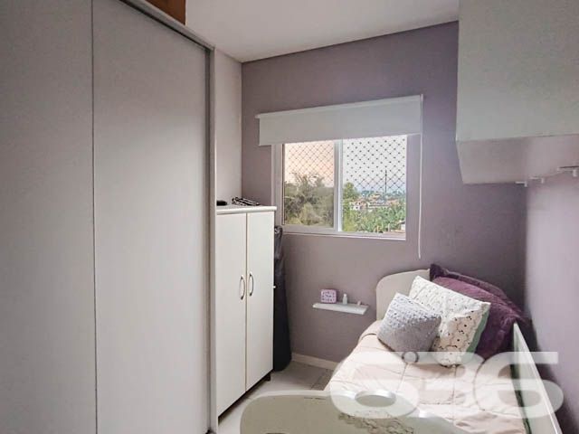 Descubra seu novo lar em Joinville! Apartamento do bairro Vila Nova, cada centímetro deste imóvel foi cuidadosamente planejado para garantir o máximo aproveitamento do espaço - ESTUDA PERMUTA

O imóvel, com área privativa de 70m², é um convite ao bem-estar. Os cômodos são espaçosos e planejados para maximizar o uso do espaço. A sala de estar se integra harmoniosamente à copa e cozinha conjugadas, formando um ambiente aberto e convidativo, ideal para receber amigos e familiares. A presença de móveis embutidos de excelente qualidade e gosto eleva o nível do acabamento, que conta com gesso em todos os ambientes, conferindo um toque de sofisticação e modernidade.

A suíte e o segundo dormitório são espaços de refúgio e privacidade, ambos bem iluminados e ventilados, garantindo um ambiente acolhedor e relaxante. A cozinha, prática e funcional, já está equipada com móveis de alta qualidade, pronta para preparar refeições e criar memórias. A sacada com churrasqueira é um diferencial, oferecendo uma vista agradável e um espaço extra para entretenimento ao ar livre.

Este apartamento não é apenas um lugar para morar, mas um espaço para viver plenamente. O edifício oferece segurança com portão eletrônico, interfone e áreas comuns bem cuidadas, incluindo um elegante hall de entrada e espaços de convivência que refletem o cuidado com cada detalhe.

Localizado estrategicamente, o imóvel está próximo a vias de acesso, shopping centers, escolas, hospitais e serviços públicos essenciais, garantindo conveniência para o dia a dia. Ademais, a infraestrutura do bairro Vila Nova e a qualidade da rua pavimentada asseguram uma excelente qualidade de vida.

Para aqueles interessados em alternativas de investimento, o proprietário estuda propostas de troca por outros imóveis no mesmo bairro, oferecendo flexibilidade nas negociações.

Não perca a chance de conhecer este excepcional apartamento, onde cada detalhe foi pensado para proporcionar conforto, segurança e qualidade de vida. Agende sua visita e venha descobrir por que este imóvel é a realização do seu próximo grande sonho imobiliário em Joinville.
 
636 NEGÓCIOS IMOBILIÁRIOS: A SUA MELHOR ESCOLHA
Com mais de 30 anos de experiência, a 636 Negócios Imobiliários é sua parceira ideal para encontrar o imóvel perfeito. Estamos prontos para ajudá-lo a fazer deste imóvel o seu novo lar.
 
Telefone: (47) 3451-0636
WhatsApp: (47) 99190-0636
 
Não perca esta oportunidade única. Visite nosso site para mais informações: i636.com.br
