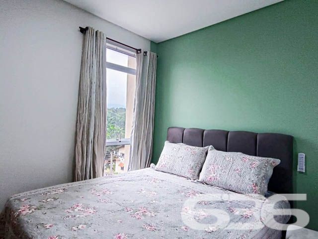 Descubra seu novo lar em Joinville! Apartamento do bairro Vila Nova, cada centímetro deste imóvel foi cuidadosamente planejado para garantir o máximo aproveitamento do espaço - ESTUDA PERMUTA

O imóvel, com área privativa de 70m², é um convite ao bem-estar. Os cômodos são espaçosos e planejados para maximizar o uso do espaço. A sala de estar se integra harmoniosamente à copa e cozinha conjugadas, formando um ambiente aberto e convidativo, ideal para receber amigos e familiares. A presença de móveis embutidos de excelente qualidade e gosto eleva o nível do acabamento, que conta com gesso em todos os ambientes, conferindo um toque de sofisticação e modernidade.

A suíte e o segundo dormitório são espaços de refúgio e privacidade, ambos bem iluminados e ventilados, garantindo um ambiente acolhedor e relaxante. A cozinha, prática e funcional, já está equipada com móveis de alta qualidade, pronta para preparar refeições e criar memórias. A sacada com churrasqueira é um diferencial, oferecendo uma vista agradável e um espaço extra para entretenimento ao ar livre.

Este apartamento não é apenas um lugar para morar, mas um espaço para viver plenamente. O edifício oferece segurança com portão eletrônico, interfone e áreas comuns bem cuidadas, incluindo um elegante hall de entrada e espaços de convivência que refletem o cuidado com cada detalhe.

Localizado estrategicamente, o imóvel está próximo a vias de acesso, shopping centers, escolas, hospitais e serviços públicos essenciais, garantindo conveniência para o dia a dia. Ademais, a infraestrutura do bairro Vila Nova e a qualidade da rua pavimentada asseguram uma excelente qualidade de vida.

Para aqueles interessados em alternativas de investimento, o proprietário estuda propostas de troca por outros imóveis no mesmo bairro, oferecendo flexibilidade nas negociações.

Não perca a chance de conhecer este excepcional apartamento, onde cada detalhe foi pensado para proporcionar conforto, segurança e qualidade de vida. Agende sua visita e venha descobrir por que este imóvel é a realização do seu próximo grande sonho imobiliário em Joinville.
 
636 NEGÓCIOS IMOBILIÁRIOS: A SUA MELHOR ESCOLHA
Com mais de 30 anos de experiência, a 636 Negócios Imobiliários é sua parceira ideal para encontrar o imóvel perfeito. Estamos prontos para ajudá-lo a fazer deste imóvel o seu novo lar.
 
Telefone: (47) 3451-0636
WhatsApp: (47) 99190-0636
 
Não perca esta oportunidade única. Visite nosso site para mais informações: i636.com.br