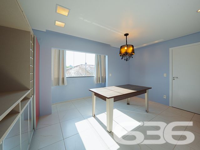 Descubra o seu próximo lar em Joinville, no coração do bairro Guanabara. Este excepcional apartamento, oferece um refinamento sem igual, proporcionando espaço e conforto para toda a família. Com uma garagem coberta e estrategicamente localizado, este imóvel representa uma oportunidade única para quem busca qualidade de vida e valorização imobiliária.

Este magnífico apartamento possui uma área construída, com uma arquitetura que aproveita cada metro quadrado para garantir um espaço amplo e funcional. Composto por 2 dormitórios sendo uma suíte, o imóvel destaca-se pelos acabamentos de primeira linha e pelos móveis planejados, desenhados por arquiteto, que agregam elegância e praticidade ao ambiente.

A sala de estar e jantar é um convite ao bem-estar, com uma iluminação natural intensa que realça as cores suaves das paredes e o design moderno dos móveis. A cozinha, integrada à copa, é um verdadeiro destaque com armários sob medida, bancadas em granito e modernos equipamentos que atendem todas as necessidades culinárias. Além disso, a sacada com churrasqueira é o espaço ideal para momentos de lazer e descontração, oferecendo uma vista encantadora do bairro.

Cada detalhe deste apartamento foi pensado para garantir o máximo de conforto e funcionalidade, incluindo a presença de uma garagem coberta, acesso à internet de alta velocidade e a permissão para animais de estimação, garantindo que toda a família possa desfrutar deste belo espaço.

Situado em uma rua pavimentada e tranquila, cercado por residências de alto padrão, o imóvel está a poucos passos de importantes vias de acesso, escolas, hospitais, centros de compras e muito mais. 

Este apartamento não é apenas um lugar para morar, é um investimento em uma vida de qualidade e conforto. Convidamos você a conhecer e se apaixonar por este imóvel excepcional em Joinville, um local pronto para ser o seu novo lar. Venha viver essa experiência com a 636 Negócios Imobiliários, onde grandes pessoas constroem grandes sonhos. Venha para a 636!
 
636 NEGÓCIOS IMOBILIÁRIOS: A SUA MELHOR ESCOLHA
Com mais de 30 anos de experiência, a 636 Negócios Imobiliários é sua parceira ideal para encontrar o imóvel perfeito. Estamos prontos para ajudá-lo a fazer deste imóvel o seu novo lar.
 
Telefone: (47) 3451-0636
WhatsApp: (47) 99190-0636
 
Não perca esta oportunidade única. Visite nosso site para mais informações: i636.com.br