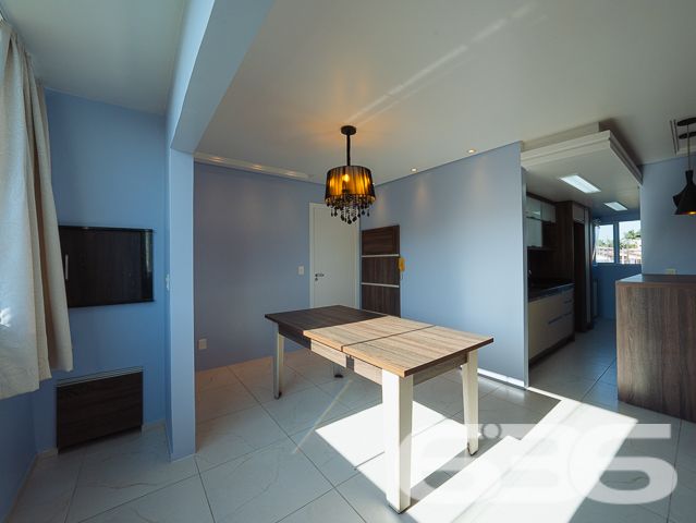 Descubra o seu próximo lar em Joinville, no coração do bairro Guanabara. Este excepcional apartamento, oferece um refinamento sem igual, proporcionando espaço e conforto para toda a família. Com uma garagem coberta e estrategicamente localizado, este imóvel representa uma oportunidade única para quem busca qualidade de vida e valorização imobiliária.

Este magnífico apartamento possui uma área construída, com uma arquitetura que aproveita cada metro quadrado para garantir um espaço amplo e funcional. Composto por 2 dormitórios sendo uma suíte, o imóvel destaca-se pelos acabamentos de primeira linha e pelos móveis planejados, desenhados por arquiteto, que agregam elegância e praticidade ao ambiente.

A sala de estar e jantar é um convite ao bem-estar, com uma iluminação natural intensa que realça as cores suaves das paredes e o design moderno dos móveis. A cozinha, integrada à copa, é um verdadeiro destaque com armários sob medida, bancadas em granito e modernos equipamentos que atendem todas as necessidades culinárias. Além disso, a sacada com churrasqueira é o espaço ideal para momentos de lazer e descontração, oferecendo uma vista encantadora do bairro.

Cada detalhe deste apartamento foi pensado para garantir o máximo de conforto e funcionalidade, incluindo a presença de uma garagem coberta, acesso à internet de alta velocidade e a permissão para animais de estimação, garantindo que toda a família possa desfrutar deste belo espaço.

Situado em uma rua pavimentada e tranquila, cercado por residências de alto padrão, o imóvel está a poucos passos de importantes vias de acesso, escolas, hospitais, centros de compras e muito mais. 

Este apartamento não é apenas um lugar para morar, é um investimento em uma vida de qualidade e conforto. Convidamos você a conhecer e se apaixonar por este imóvel excepcional em Joinville, um local pronto para ser o seu novo lar. Venha viver essa experiência com a 636 Negócios Imobiliários, onde grandes pessoas constroem grandes sonhos. Venha para a 636!
 
636 NEGÓCIOS IMOBILIÁRIOS: A SUA MELHOR ESCOLHA
Com mais de 30 anos de experiência, a 636 Negócios Imobiliários é sua parceira ideal para encontrar o imóvel perfeito. Estamos prontos para ajudá-lo a fazer deste imóvel o seu novo lar.
 
Telefone: (47) 3451-0636
WhatsApp: (47) 99190-0636
 
Não perca esta oportunidade única. Visite nosso site para mais informações: i636.com.br