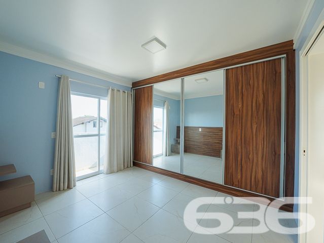 Descubra o seu próximo lar em Joinville, no coração do bairro Guanabara. Este excepcional apartamento, oferece um refinamento sem igual, proporcionando espaço e conforto para toda a família. Com uma garagem coberta e estrategicamente localizado, este imóvel representa uma oportunidade única para quem busca qualidade de vida e valorização imobiliária.

Este magnífico apartamento possui uma área construída, com uma arquitetura que aproveita cada metro quadrado para garantir um espaço amplo e funcional. Composto por 2 dormitórios sendo uma suíte, o imóvel destaca-se pelos acabamentos de primeira linha e pelos móveis planejados, desenhados por arquiteto, que agregam elegância e praticidade ao ambiente.

A sala de estar e jantar é um convite ao bem-estar, com uma iluminação natural intensa que realça as cores suaves das paredes e o design moderno dos móveis. A cozinha, integrada à copa, é um verdadeiro destaque com armários sob medida, bancadas em granito e modernos equipamentos que atendem todas as necessidades culinárias. Além disso, a sacada com churrasqueira é o espaço ideal para momentos de lazer e descontração, oferecendo uma vista encantadora do bairro.

Cada detalhe deste apartamento foi pensado para garantir o máximo de conforto e funcionalidade, incluindo a presença de uma garagem coberta, acesso à internet de alta velocidade e a permissão para animais de estimação, garantindo que toda a família possa desfrutar deste belo espaço.

Situado em uma rua pavimentada e tranquila, cercado por residências de alto padrão, o imóvel está a poucos passos de importantes vias de acesso, escolas, hospitais, centros de compras e muito mais. 

Este apartamento não é apenas um lugar para morar, é um investimento em uma vida de qualidade e conforto. Convidamos você a conhecer e se apaixonar por este imóvel excepcional em Joinville, um local pronto para ser o seu novo lar. Venha viver essa experiência com a 636 Negócios Imobiliários, onde grandes pessoas constroem grandes sonhos. Venha para a 636!
 
636 NEGÓCIOS IMOBILIÁRIOS: A SUA MELHOR ESCOLHA
Com mais de 30 anos de experiência, a 636 Negócios Imobiliários é sua parceira ideal para encontrar o imóvel perfeito. Estamos prontos para ajudá-lo a fazer deste imóvel o seu novo lar.
 
Telefone: (47) 3451-0636
WhatsApp: (47) 99190-0636
 
Não perca esta oportunidade única. Visite nosso site para mais informações: i636.com.br