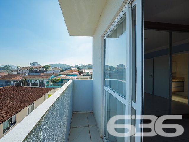Descubra o seu próximo lar em Joinville, no coração do bairro Guanabara. Este excepcional apartamento, oferece um refinamento sem igual, proporcionando espaço e conforto para toda a família. Com uma garagem coberta e estrategicamente localizado, este imóvel representa uma oportunidade única para quem busca qualidade de vida e valorização imobiliária.

Este magnífico apartamento possui uma área construída, com uma arquitetura que aproveita cada metro quadrado para garantir um espaço amplo e funcional. Composto por 2 dormitórios sendo uma suíte, o imóvel destaca-se pelos acabamentos de primeira linha e pelos móveis planejados, desenhados por arquiteto, que agregam elegância e praticidade ao ambiente.

A sala de estar e jantar é um convite ao bem-estar, com uma iluminação natural intensa que realça as cores suaves das paredes e o design moderno dos móveis. A cozinha, integrada à copa, é um verdadeiro destaque com armários sob medida, bancadas em granito e modernos equipamentos que atendem todas as necessidades culinárias. Além disso, a sacada com churrasqueira é o espaço ideal para momentos de lazer e descontração, oferecendo uma vista encantadora do bairro.

Cada detalhe deste apartamento foi pensado para garantir o máximo de conforto e funcionalidade, incluindo a presença de uma garagem coberta, acesso à internet de alta velocidade e a permissão para animais de estimação, garantindo que toda a família possa desfrutar deste belo espaço.

Situado em uma rua pavimentada e tranquila, cercado por residências de alto padrão, o imóvel está a poucos passos de importantes vias de acesso, escolas, hospitais, centros de compras e muito mais. 

Este apartamento não é apenas um lugar para morar, é um investimento em uma vida de qualidade e conforto. Convidamos você a conhecer e se apaixonar por este imóvel excepcional em Joinville, um local pronto para ser o seu novo lar. Venha viver essa experiência com a 636 Negócios Imobiliários, onde grandes pessoas constroem grandes sonhos. Venha para a 636!
 
636 NEGÓCIOS IMOBILIÁRIOS: A SUA MELHOR ESCOLHA
Com mais de 30 anos de experiência, a 636 Negócios Imobiliários é sua parceira ideal para encontrar o imóvel perfeito. Estamos prontos para ajudá-lo a fazer deste imóvel o seu novo lar.
 
Telefone: (47) 3451-0636
WhatsApp: (47) 99190-0636
 
Não perca esta oportunidade única. Visite nosso site para mais informações: i636.com.br