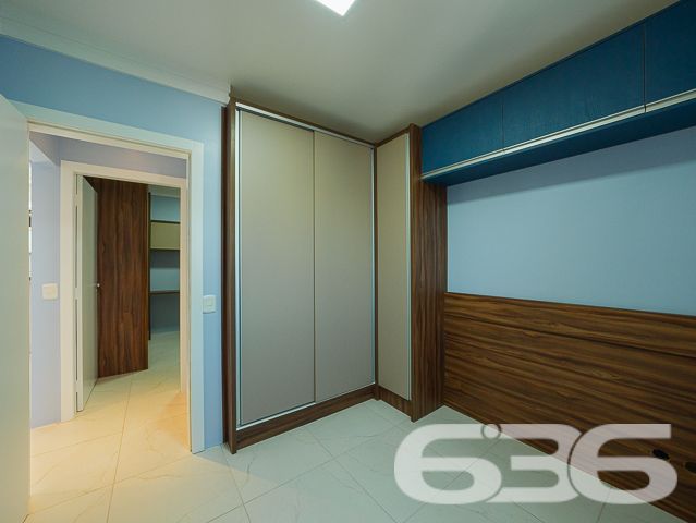 Descubra o seu próximo lar em Joinville, no coração do bairro Guanabara. Este excepcional apartamento, oferece um refinamento sem igual, proporcionando espaço e conforto para toda a família. Com uma garagem coberta e estrategicamente localizado, este imóvel representa uma oportunidade única para quem busca qualidade de vida e valorização imobiliária.

Este magnífico apartamento possui uma área construída, com uma arquitetura que aproveita cada metro quadrado para garantir um espaço amplo e funcional. Composto por 2 dormitórios sendo uma suíte, o imóvel destaca-se pelos acabamentos de primeira linha e pelos móveis planejados, desenhados por arquiteto, que agregam elegância e praticidade ao ambiente.

A sala de estar e jantar é um convite ao bem-estar, com uma iluminação natural intensa que realça as cores suaves das paredes e o design moderno dos móveis. A cozinha, integrada à copa, é um verdadeiro destaque com armários sob medida, bancadas em granito e modernos equipamentos que atendem todas as necessidades culinárias. Além disso, a sacada com churrasqueira é o espaço ideal para momentos de lazer e descontração, oferecendo uma vista encantadora do bairro.

Cada detalhe deste apartamento foi pensado para garantir o máximo de conforto e funcionalidade, incluindo a presença de uma garagem coberta, acesso à internet de alta velocidade e a permissão para animais de estimação, garantindo que toda a família possa desfrutar deste belo espaço.

Situado em uma rua pavimentada e tranquila, cercado por residências de alto padrão, o imóvel está a poucos passos de importantes vias de acesso, escolas, hospitais, centros de compras e muito mais. 

Este apartamento não é apenas um lugar para morar, é um investimento em uma vida de qualidade e conforto. Convidamos você a conhecer e se apaixonar por este imóvel excepcional em Joinville, um local pronto para ser o seu novo lar. Venha viver essa experiência com a 636 Negócios Imobiliários, onde grandes pessoas constroem grandes sonhos. Venha para a 636!
 
636 NEGÓCIOS IMOBILIÁRIOS: A SUA MELHOR ESCOLHA
Com mais de 30 anos de experiência, a 636 Negócios Imobiliários é sua parceira ideal para encontrar o imóvel perfeito. Estamos prontos para ajudá-lo a fazer deste imóvel o seu novo lar.
 
Telefone: (47) 3451-0636
WhatsApp: (47) 99190-0636
 
Não perca esta oportunidade única. Visite nosso site para mais informações: i636.com.br