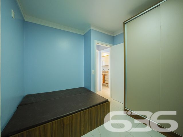 Descubra o seu próximo lar em Joinville, no coração do bairro Guanabara. Este excepcional apartamento, oferece um refinamento sem igual, proporcionando espaço e conforto para toda a família. Com uma garagem coberta e estrategicamente localizado, este imóvel representa uma oportunidade única para quem busca qualidade de vida e valorização imobiliária.

Este magnífico apartamento possui uma área construída, com uma arquitetura que aproveita cada metro quadrado para garantir um espaço amplo e funcional. Composto por 2 dormitórios sendo uma suíte, o imóvel destaca-se pelos acabamentos de primeira linha e pelos móveis planejados, desenhados por arquiteto, que agregam elegância e praticidade ao ambiente.

A sala de estar e jantar é um convite ao bem-estar, com uma iluminação natural intensa que realça as cores suaves das paredes e o design moderno dos móveis. A cozinha, integrada à copa, é um verdadeiro destaque com armários sob medida, bancadas em granito e modernos equipamentos que atendem todas as necessidades culinárias. Além disso, a sacada com churrasqueira é o espaço ideal para momentos de lazer e descontração, oferecendo uma vista encantadora do bairro.

Cada detalhe deste apartamento foi pensado para garantir o máximo de conforto e funcionalidade, incluindo a presença de uma garagem coberta, acesso à internet de alta velocidade e a permissão para animais de estimação, garantindo que toda a família possa desfrutar deste belo espaço.

Situado em uma rua pavimentada e tranquila, cercado por residências de alto padrão, o imóvel está a poucos passos de importantes vias de acesso, escolas, hospitais, centros de compras e muito mais. 

Este apartamento não é apenas um lugar para morar, é um investimento em uma vida de qualidade e conforto. Convidamos você a conhecer e se apaixonar por este imóvel excepcional em Joinville, um local pronto para ser o seu novo lar. Venha viver essa experiência com a 636 Negócios Imobiliários, onde grandes pessoas constroem grandes sonhos. Venha para a 636!
 
636 NEGÓCIOS IMOBILIÁRIOS: A SUA MELHOR ESCOLHA
Com mais de 30 anos de experiência, a 636 Negócios Imobiliários é sua parceira ideal para encontrar o imóvel perfeito. Estamos prontos para ajudá-lo a fazer deste imóvel o seu novo lar.
 
Telefone: (47) 3451-0636
WhatsApp: (47) 99190-0636
 
Não perca esta oportunidade única. Visite nosso site para mais informações: i636.com.br
