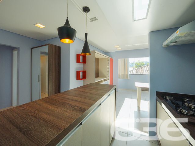 Descubra o seu próximo lar em Joinville, no coração do bairro Guanabara. Este excepcional apartamento, oferece um refinamento sem igual, proporcionando espaço e conforto para toda a família. Com uma garagem coberta e estrategicamente localizado, este imóvel representa uma oportunidade única para quem busca qualidade de vida e valorização imobiliária.

Este magnífico apartamento possui uma área construída, com uma arquitetura que aproveita cada metro quadrado para garantir um espaço amplo e funcional. Composto por 2 dormitórios sendo uma suíte, o imóvel destaca-se pelos acabamentos de primeira linha e pelos móveis planejados, desenhados por arquiteto, que agregam elegância e praticidade ao ambiente.

A sala de estar e jantar é um convite ao bem-estar, com uma iluminação natural intensa que realça as cores suaves das paredes e o design moderno dos móveis. A cozinha, integrada à copa, é um verdadeiro destaque com armários sob medida, bancadas em granito e modernos equipamentos que atendem todas as necessidades culinárias. Além disso, a sacada com churrasqueira é o espaço ideal para momentos de lazer e descontração, oferecendo uma vista encantadora do bairro.

Cada detalhe deste apartamento foi pensado para garantir o máximo de conforto e funcionalidade, incluindo a presença de uma garagem coberta, acesso à internet de alta velocidade e a permissão para animais de estimação, garantindo que toda a família possa desfrutar deste belo espaço.

Situado em uma rua pavimentada e tranquila, cercado por residências de alto padrão, o imóvel está a poucos passos de importantes vias de acesso, escolas, hospitais, centros de compras e muito mais. 

Este apartamento não é apenas um lugar para morar, é um investimento em uma vida de qualidade e conforto. Convidamos você a conhecer e se apaixonar por este imóvel excepcional em Joinville, um local pronto para ser o seu novo lar. Venha viver essa experiência com a 636 Negócios Imobiliários, onde grandes pessoas constroem grandes sonhos. Venha para a 636!
 
636 NEGÓCIOS IMOBILIÁRIOS: A SUA MELHOR ESCOLHA
Com mais de 30 anos de experiência, a 636 Negócios Imobiliários é sua parceira ideal para encontrar o imóvel perfeito. Estamos prontos para ajudá-lo a fazer deste imóvel o seu novo lar.
 
Telefone: (47) 3451-0636
WhatsApp: (47) 99190-0636
 
Não perca esta oportunidade única. Visite nosso site para mais informações: i636.com.br