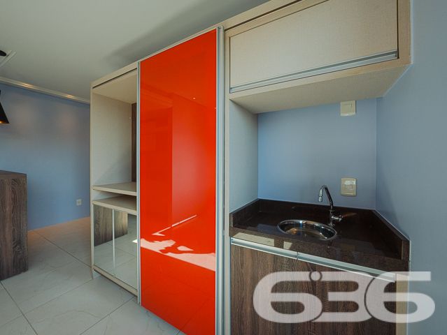 Descubra o seu próximo lar em Joinville, no coração do bairro Guanabara. Este excepcional apartamento, oferece um refinamento sem igual, proporcionando espaço e conforto para toda a família. Com uma garagem coberta e estrategicamente localizado, este imóvel representa uma oportunidade única para quem busca qualidade de vida e valorização imobiliária.

Este magnífico apartamento possui uma área construída, com uma arquitetura que aproveita cada metro quadrado para garantir um espaço amplo e funcional. Composto por 2 dormitórios sendo uma suíte, o imóvel destaca-se pelos acabamentos de primeira linha e pelos móveis planejados, desenhados por arquiteto, que agregam elegância e praticidade ao ambiente.

A sala de estar e jantar é um convite ao bem-estar, com uma iluminação natural intensa que realça as cores suaves das paredes e o design moderno dos móveis. A cozinha, integrada à copa, é um verdadeiro destaque com armários sob medida, bancadas em granito e modernos equipamentos que atendem todas as necessidades culinárias. Além disso, a sacada com churrasqueira é o espaço ideal para momentos de lazer e descontração, oferecendo uma vista encantadora do bairro.

Cada detalhe deste apartamento foi pensado para garantir o máximo de conforto e funcionalidade, incluindo a presença de uma garagem coberta, acesso à internet de alta velocidade e a permissão para animais de estimação, garantindo que toda a família possa desfrutar deste belo espaço.

Situado em uma rua pavimentada e tranquila, cercado por residências de alto padrão, o imóvel está a poucos passos de importantes vias de acesso, escolas, hospitais, centros de compras e muito mais. 

Este apartamento não é apenas um lugar para morar, é um investimento em uma vida de qualidade e conforto. Convidamos você a conhecer e se apaixonar por este imóvel excepcional em Joinville, um local pronto para ser o seu novo lar. Venha viver essa experiência com a 636 Negócios Imobiliários, onde grandes pessoas constroem grandes sonhos. Venha para a 636!
 
636 NEGÓCIOS IMOBILIÁRIOS: A SUA MELHOR ESCOLHA
Com mais de 30 anos de experiência, a 636 Negócios Imobiliários é sua parceira ideal para encontrar o imóvel perfeito. Estamos prontos para ajudá-lo a fazer deste imóvel o seu novo lar.
 
Telefone: (47) 3451-0636
WhatsApp: (47) 99190-0636
 
Não perca esta oportunidade única. Visite nosso site para mais informações: i636.com.br