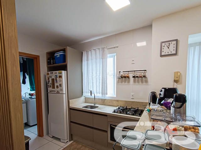 Apartamento à venda no bairro Atiradores, Joinville/SC – Conforto e localização privilegiada!
Apresentamos este incrível apartamento localizado no bairro Atiradores, uma das regiões mais nobres e desejadas de Joinville. O imóvel combina conforto, funcionalidade e elegância, sendo perfeito para quem busca morar bem com segurança e praticidade.
Com uma área total de 107m², o apartamento oferece:
1 dormitório, 1 suíte espaçosa e iluminada.
2 banheiros modernos com acabamentos de excelente qualidade.
Sala de estar e jantar integradas, proporcionando um ambiente amplo e aconchegante, perfeito para receber visitas.
Cozinha planejada com móveis embutidos, funcional e com ótima iluminação natural.
Sacada com churrasqueira, o local perfeito para momentos de descontração.
Área de serviço separada, prática e bem ventilada.
Além disso, o apartamento já vem equipado com condicionadores de ar, móveis sob medida e armários planejados, o que garante uma mudança rápida e sem complicações.
Destaques do imóvel:
✔ Imóvel seguro: portão eletrônico, interfone e cerca elétrica.
✔ Localizado em rua pavimentada, próximo a shoppings, escolas, hospitais e serviços essenciais.
✔ Ambiente pet-friendly: perfeito para quem tem animais de estimação.
Sobre a localização:
O bairro Atiradores é um dos mais valorizados de Joinville. Oferece fácil acesso a vias principais, transporte público e uma infraestrutura completa para o dia a dia, unindo qualidade de vida com conveniência.
Este é mais do que um apartamento, é a oportunidade de viver em um espaço que une sofisticação, conforto e uma localização privilegiada.
Agende sua visita agora mesmo e descubra como este imóvel pode ser o lar ideal para você e sua família. Entre em contato com a 636 Negócios Imobiliários e faça desse sonho uma realidade!
636 NEGÓCIOS IMOBILIÁRIOS: A SUA MELHOR ESCOLHA
Com mais de 30 anos de experiência, a 636 Negócios Imobiliários é sua parceira ideal para encontrar o imóvel perfeito. Estamos prontos para ajudá-lo a fazer deste imóvel o seu novo lar.
Telefone: (47) 3451-0636
WhatsApp: (47) 99190-0636
Não perca esta oportunidade única. Visite nosso site para mais informações: i636.com.br