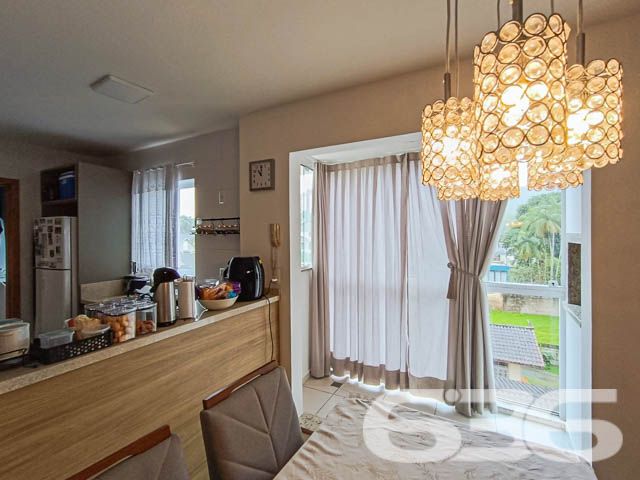 Apartamento à venda no bairro Atiradores, Joinville/SC – Conforto e localização privilegiada!
Apresentamos este incrível apartamento localizado no bairro Atiradores, uma das regiões mais nobres e desejadas de Joinville. O imóvel combina conforto, funcionalidade e elegância, sendo perfeito para quem busca morar bem com segurança e praticidade.
Com uma área total de 107m², o apartamento oferece:
1 dormitório, 1 suíte espaçosa e iluminada.
2 banheiros modernos com acabamentos de excelente qualidade.
Sala de estar e jantar integradas, proporcionando um ambiente amplo e aconchegante, perfeito para receber visitas.
Cozinha planejada com móveis embutidos, funcional e com ótima iluminação natural.
Sacada com churrasqueira, o local perfeito para momentos de descontração.
Área de serviço separada, prática e bem ventilada.
Além disso, o apartamento já vem equipado com condicionadores de ar, móveis sob medida e armários planejados, o que garante uma mudança rápida e sem complicações.
Destaques do imóvel:
✔ Imóvel seguro: portão eletrônico, interfone e cerca elétrica.
✔ Localizado em rua pavimentada, próximo a shoppings, escolas, hospitais e serviços essenciais.
✔ Ambiente pet-friendly: perfeito para quem tem animais de estimação.
Sobre a localização:
O bairro Atiradores é um dos mais valorizados de Joinville. Oferece fácil acesso a vias principais, transporte público e uma infraestrutura completa para o dia a dia, unindo qualidade de vida com conveniência.
Este é mais do que um apartamento, é a oportunidade de viver em um espaço que une sofisticação, conforto e uma localização privilegiada.
Agende sua visita agora mesmo e descubra como este imóvel pode ser o lar ideal para você e sua família. Entre em contato com a 636 Negócios Imobiliários e faça desse sonho uma realidade!
636 NEGÓCIOS IMOBILIÁRIOS: A SUA MELHOR ESCOLHA
Com mais de 30 anos de experiência, a 636 Negócios Imobiliários é sua parceira ideal para encontrar o imóvel perfeito. Estamos prontos para ajudá-lo a fazer deste imóvel o seu novo lar.
Telefone: (47) 3451-0636
WhatsApp: (47) 99190-0636
Não perca esta oportunidade única. Visite nosso site para mais informações: i636.com.br
