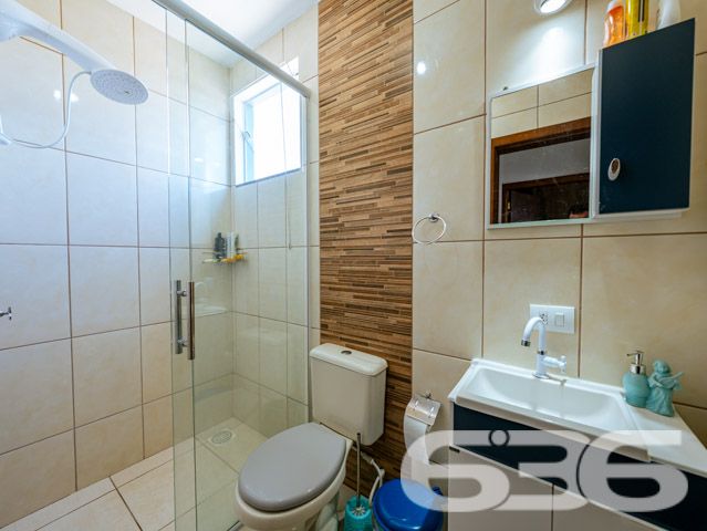 Apartamento localizado no coração de Balneário Barra do Sul, no tranquilo bairro de Salinas. Com uma estrutura cuidadosamente pensada para oferecer conforto e qualidade, este imóvel destaca-se tanto pela sua localização privilegiada quanto pelo excelente aproveitamento do espaço interno - ESTUDA PERMUTA

Este encantador apartamento de 62m², é perfeito para quem busca uma vida tranquila, mas sem abrir mão do acesso fácil a serviços essenciais. O Residencial é uma verdadeira jóia arquitetônica, com fachada moderna e uma disposição interna que maximiza cada metro quadrado disponível.

O apartamento é totalmente mobiliado, o que significa que você e sua família podem se mudar sem preocupações. Com dois dormitórios confortáveis e um banheiro elegantemente acabado, cada detalhe foi pensado para o seu bem-estar. A sala de estar e jantar integradas são espaçosas e acolhedoras.

A cozinha, com seu design funcional, inclui uma churrasqueira que promete ser o centro das atenções em encontros com amigos e família. 

Externamente, o Residencial está localizado próximo a praia de salinas, 
 oferecendo um ambiente seguro e privativo, completamente murado e com monitoramento privado. O imóvel conta ainda com uma garagem descoberta e está próximo a vias de acesso, transporte público, escolas e hospitais, garantindo facilidade no dia a dia.

Viver no Residencial significa ter a certeza de estar em um ambiente que valoriza a segurança, a privacidade e a comodidade. É um convite para desfrutar de uma vida com qualidade, rodeada por belezas naturais e com acesso a tudo o que você precisa. Não perca a oportunidade de conhecer esse lugar especial. Venha para o Residencial Citrino, seu novo lar espera por você com todo o conforto e praticidade que você merece.
 
636 NEGÓCIOS IMOBILIÁRIOS: A SUA MELHOR ESCOLHA
Com mais de 30 anos de experiência, a 636 Negócios Imobiliários é sua parceira ideal para encontrar o imóvel perfeito. Estamos prontos para ajudá-lo a fazer deste imóvel o seu novo lar.
 
Telefone: (47) 3451-0636
WhatsApp: (47) 99190-0636
 
Não perca esta oportunidade única. Visite nosso site para mais informações: i636.com.br