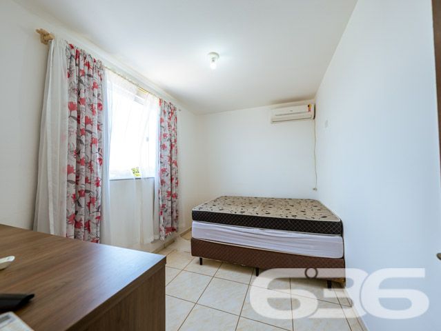 Apartamento localizado no coração de Balneário Barra do Sul, no tranquilo bairro de Salinas. Com uma estrutura cuidadosamente pensada para oferecer conforto e qualidade, este imóvel destaca-se tanto pela sua localização privilegiada quanto pelo excelente aproveitamento do espaço interno - ESTUDA PERMUTA

Este encantador apartamento de 62m², é perfeito para quem busca uma vida tranquila, mas sem abrir mão do acesso fácil a serviços essenciais. O Residencial é uma verdadeira jóia arquitetônica, com fachada moderna e uma disposição interna que maximiza cada metro quadrado disponível.

O apartamento é totalmente mobiliado, o que significa que você e sua família podem se mudar sem preocupações. Com dois dormitórios confortáveis e um banheiro elegantemente acabado, cada detalhe foi pensado para o seu bem-estar. A sala de estar e jantar integradas são espaçosas e acolhedoras.

A cozinha, com seu design funcional, inclui uma churrasqueira que promete ser o centro das atenções em encontros com amigos e família. 

Externamente, o Residencial está localizado próximo a praia de salinas, 
 oferecendo um ambiente seguro e privativo, completamente murado e com monitoramento privado. O imóvel conta ainda com uma garagem descoberta e está próximo a vias de acesso, transporte público, escolas e hospitais, garantindo facilidade no dia a dia.

Viver no Residencial significa ter a certeza de estar em um ambiente que valoriza a segurança, a privacidade e a comodidade. É um convite para desfrutar de uma vida com qualidade, rodeada por belezas naturais e com acesso a tudo o que você precisa. Não perca a oportunidade de conhecer esse lugar especial. Venha para o Residencial Citrino, seu novo lar espera por você com todo o conforto e praticidade que você merece.
 
636 NEGÓCIOS IMOBILIÁRIOS: A SUA MELHOR ESCOLHA
Com mais de 30 anos de experiência, a 636 Negócios Imobiliários é sua parceira ideal para encontrar o imóvel perfeito. Estamos prontos para ajudá-lo a fazer deste imóvel o seu novo lar.
 
Telefone: (47) 3451-0636
WhatsApp: (47) 99190-0636
 
Não perca esta oportunidade única. Visite nosso site para mais informações: i636.com.br