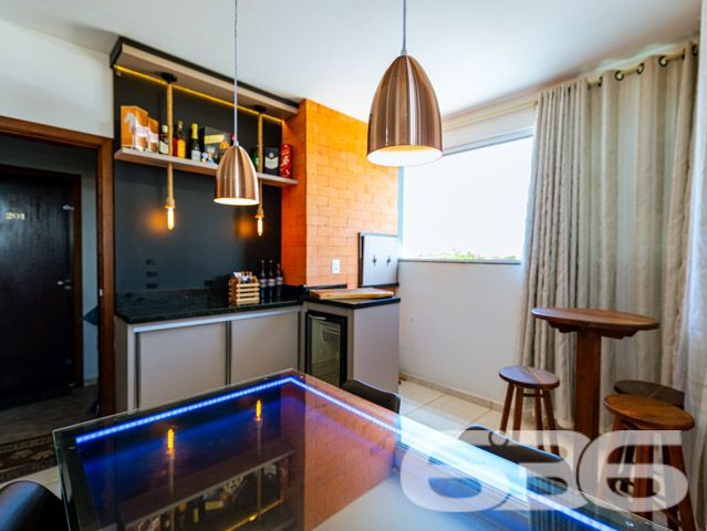 Apartamento localizado no coração de Balneário Barra do Sul, no tranquilo bairro de Salinas. Com uma estrutura cuidadosamente pensada para oferecer conforto e qualidade, este imóvel destaca-se tanto pela sua localização privilegiada quanto pelo excelente aproveitamento do espaço interno - ESTUDA PERMUTA

Este encantador apartamento de 62m², é perfeito para quem busca uma vida tranquila, mas sem abrir mão do acesso fácil a serviços essenciais. O Residencial é uma verdadeira jóia arquitetônica, com fachada moderna e uma disposição interna que maximiza cada metro quadrado disponível.

O apartamento é totalmente mobiliado, o que significa que você e sua família podem se mudar sem preocupações. Com dois dormitórios confortáveis e um banheiro elegantemente acabado, cada detalhe foi pensado para o seu bem-estar. A sala de estar e jantar integradas são espaçosas e acolhedoras.

A cozinha, com seu design funcional, inclui uma churrasqueira que promete ser o centro das atenções em encontros com amigos e família. 

Externamente, o Residencial está localizado próximo a praia de salinas, 
 oferecendo um ambiente seguro e privativo, completamente murado e com monitoramento privado. O imóvel conta ainda com uma garagem descoberta e está próximo a vias de acesso, transporte público, escolas e hospitais, garantindo facilidade no dia a dia.

Viver no Residencial significa ter a certeza de estar em um ambiente que valoriza a segurança, a privacidade e a comodidade. É um convite para desfrutar de uma vida com qualidade, rodeada por belezas naturais e com acesso a tudo o que você precisa. Não perca a oportunidade de conhecer esse lugar especial. Venha para o Residencial Citrino, seu novo lar espera por você com todo o conforto e praticidade que você merece.
 
636 NEGÓCIOS IMOBILIÁRIOS: A SUA MELHOR ESCOLHA
Com mais de 30 anos de experiência, a 636 Negócios Imobiliários é sua parceira ideal para encontrar o imóvel perfeito. Estamos prontos para ajudá-lo a fazer deste imóvel o seu novo lar.
 
Telefone: (47) 3451-0636
WhatsApp: (47) 99190-0636
 
Não perca esta oportunidade única. Visite nosso site para mais informações: i636.com.br