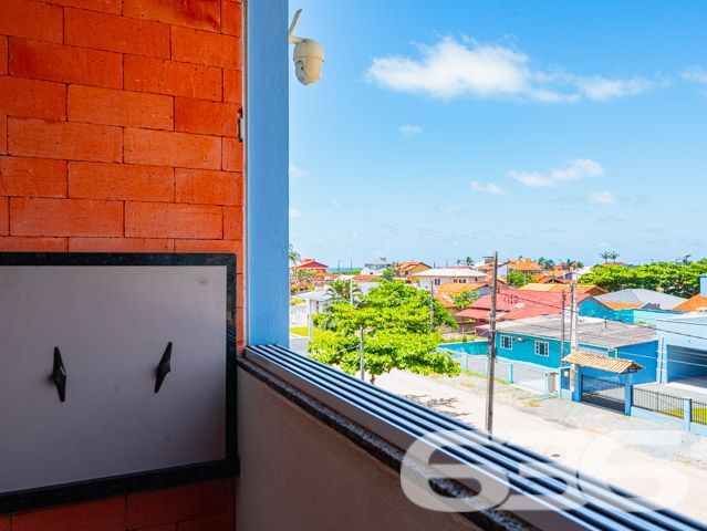Apartamento localizado no coração de Balneário Barra do Sul, no tranquilo bairro de Salinas. Com uma estrutura cuidadosamente pensada para oferecer conforto e qualidade, este imóvel destaca-se tanto pela sua localização privilegiada quanto pelo excelente aproveitamento do espaço interno - ESTUDA PERMUTA

Este encantador apartamento de 62m², é perfeito para quem busca uma vida tranquila, mas sem abrir mão do acesso fácil a serviços essenciais. O Residencial é uma verdadeira jóia arquitetônica, com fachada moderna e uma disposição interna que maximiza cada metro quadrado disponível.

O apartamento é totalmente mobiliado, o que significa que você e sua família podem se mudar sem preocupações. Com dois dormitórios confortáveis e um banheiro elegantemente acabado, cada detalhe foi pensado para o seu bem-estar. A sala de estar e jantar integradas são espaçosas e acolhedoras.

A cozinha, com seu design funcional, inclui uma churrasqueira que promete ser o centro das atenções em encontros com amigos e família. 

Externamente, o Residencial está localizado próximo a praia de salinas, 
 oferecendo um ambiente seguro e privativo, completamente murado e com monitoramento privado. O imóvel conta ainda com uma garagem descoberta e está próximo a vias de acesso, transporte público, escolas e hospitais, garantindo facilidade no dia a dia.

Viver no Residencial significa ter a certeza de estar em um ambiente que valoriza a segurança, a privacidade e a comodidade. É um convite para desfrutar de uma vida com qualidade, rodeada por belezas naturais e com acesso a tudo o que você precisa. Não perca a oportunidade de conhecer esse lugar especial. Venha para o Residencial Citrino, seu novo lar espera por você com todo o conforto e praticidade que você merece.
 
636 NEGÓCIOS IMOBILIÁRIOS: A SUA MELHOR ESCOLHA
Com mais de 30 anos de experiência, a 636 Negócios Imobiliários é sua parceira ideal para encontrar o imóvel perfeito. Estamos prontos para ajudá-lo a fazer deste imóvel o seu novo lar.
 
Telefone: (47) 3451-0636
WhatsApp: (47) 99190-0636
 
Não perca esta oportunidade única. Visite nosso site para mais informações: i636.com.br