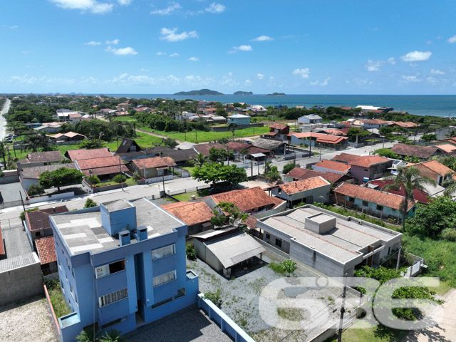 Apartamento localizado no coração de Balneário Barra do Sul, no tranquilo bairro de Salinas. Com uma estrutura cuidadosamente pensada para oferecer conforto e qualidade, este imóvel destaca-se tanto pela sua localização privilegiada quanto pelo excelente aproveitamento do espaço interno - ESTUDA PERMUTA

Este encantador apartamento de 62m², é perfeito para quem busca uma vida tranquila, mas sem abrir mão do acesso fácil a serviços essenciais. O Residencial é uma verdadeira jóia arquitetônica, com fachada moderna e uma disposição interna que maximiza cada metro quadrado disponível.

O apartamento é totalmente mobiliado, o que significa que você e sua família podem se mudar sem preocupações. Com dois dormitórios confortáveis e um banheiro elegantemente acabado, cada detalhe foi pensado para o seu bem-estar. A sala de estar e jantar integradas são espaçosas e acolhedoras.

A cozinha, com seu design funcional, inclui uma churrasqueira que promete ser o centro das atenções em encontros com amigos e família. 

Externamente, o Residencial está localizado próximo a praia de salinas, 
 oferecendo um ambiente seguro e privativo, completamente murado e com monitoramento privado. O imóvel conta ainda com uma garagem descoberta e está próximo a vias de acesso, transporte público, escolas e hospitais, garantindo facilidade no dia a dia.

Viver no Residencial significa ter a certeza de estar em um ambiente que valoriza a segurança, a privacidade e a comodidade. É um convite para desfrutar de uma vida com qualidade, rodeada por belezas naturais e com acesso a tudo o que você precisa. Não perca a oportunidade de conhecer esse lugar especial. Venha para o Residencial Citrino, seu novo lar espera por você com todo o conforto e praticidade que você merece.
 
636 NEGÓCIOS IMOBILIÁRIOS: A SUA MELHOR ESCOLHA
Com mais de 30 anos de experiência, a 636 Negócios Imobiliários é sua parceira ideal para encontrar o imóvel perfeito. Estamos prontos para ajudá-lo a fazer deste imóvel o seu novo lar.
 
Telefone: (47) 3451-0636
WhatsApp: (47) 99190-0636
 
Não perca esta oportunidade única. Visite nosso site para mais informações: i636.com.br