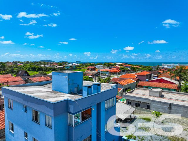 Apartamento localizado no coração de Balneário Barra do Sul, no tranquilo bairro de Salinas. Com uma estrutura cuidadosamente pensada para oferecer conforto e qualidade, este imóvel destaca-se tanto pela sua localização privilegiada quanto pelo excelente aproveitamento do espaço interno - ESTUDA PERMUTA

Este encantador apartamento de 62m², é perfeito para quem busca uma vida tranquila, mas sem abrir mão do acesso fácil a serviços essenciais. O Residencial é uma verdadeira jóia arquitetônica, com fachada moderna e uma disposição interna que maximiza cada metro quadrado disponível.

O apartamento é totalmente mobiliado, o que significa que você e sua família podem se mudar sem preocupações. Com dois dormitórios confortáveis e um banheiro elegantemente acabado, cada detalhe foi pensado para o seu bem-estar. A sala de estar e jantar integradas são espaçosas e acolhedoras.

A cozinha, com seu design funcional, inclui uma churrasqueira que promete ser o centro das atenções em encontros com amigos e família. 

Externamente, o Residencial está localizado próximo a praia de salinas, 
 oferecendo um ambiente seguro e privativo, completamente murado e com monitoramento privado. O imóvel conta ainda com uma garagem descoberta e está próximo a vias de acesso, transporte público, escolas e hospitais, garantindo facilidade no dia a dia.

Viver no Residencial significa ter a certeza de estar em um ambiente que valoriza a segurança, a privacidade e a comodidade. É um convite para desfrutar de uma vida com qualidade, rodeada por belezas naturais e com acesso a tudo o que você precisa. Não perca a oportunidade de conhecer esse lugar especial. Venha para o Residencial Citrino, seu novo lar espera por você com todo o conforto e praticidade que você merece.
 
636 NEGÓCIOS IMOBILIÁRIOS: A SUA MELHOR ESCOLHA
Com mais de 30 anos de experiência, a 636 Negócios Imobiliários é sua parceira ideal para encontrar o imóvel perfeito. Estamos prontos para ajudá-lo a fazer deste imóvel o seu novo lar.
 
Telefone: (47) 3451-0636
WhatsApp: (47) 99190-0636
 
Não perca esta oportunidade única. Visite nosso site para mais informações: i636.com.br