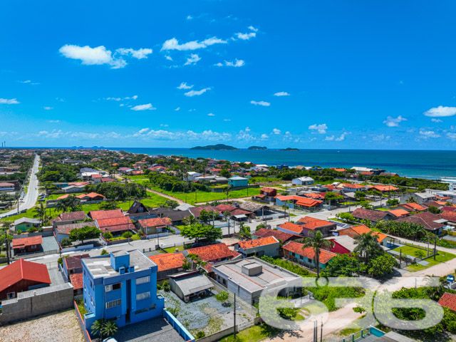 Apartamento localizado no coração de Balneário Barra do Sul, no tranquilo bairro de Salinas. Com uma estrutura cuidadosamente pensada para oferecer conforto e qualidade, este imóvel destaca-se tanto pela sua localização privilegiada quanto pelo excelente aproveitamento do espaço interno - ESTUDA PERMUTA

Este encantador apartamento de 62m², é perfeito para quem busca uma vida tranquila, mas sem abrir mão do acesso fácil a serviços essenciais. O Residencial é uma verdadeira jóia arquitetônica, com fachada moderna e uma disposição interna que maximiza cada metro quadrado disponível.

O apartamento é totalmente mobiliado, o que significa que você e sua família podem se mudar sem preocupações. Com dois dormitórios confortáveis e um banheiro elegantemente acabado, cada detalhe foi pensado para o seu bem-estar. A sala de estar e jantar integradas são espaçosas e acolhedoras.

A cozinha, com seu design funcional, inclui uma churrasqueira que promete ser o centro das atenções em encontros com amigos e família. 

Externamente, o Residencial está localizado próximo a praia de salinas, 
 oferecendo um ambiente seguro e privativo, completamente murado e com monitoramento privado. O imóvel conta ainda com uma garagem descoberta e está próximo a vias de acesso, transporte público, escolas e hospitais, garantindo facilidade no dia a dia.

Viver no Residencial significa ter a certeza de estar em um ambiente que valoriza a segurança, a privacidade e a comodidade. É um convite para desfrutar de uma vida com qualidade, rodeada por belezas naturais e com acesso a tudo o que você precisa. Não perca a oportunidade de conhecer esse lugar especial. Venha para o Residencial Citrino, seu novo lar espera por você com todo o conforto e praticidade que você merece.
 
636 NEGÓCIOS IMOBILIÁRIOS: A SUA MELHOR ESCOLHA
Com mais de 30 anos de experiência, a 636 Negócios Imobiliários é sua parceira ideal para encontrar o imóvel perfeito. Estamos prontos para ajudá-lo a fazer deste imóvel o seu novo lar.
 
Telefone: (47) 3451-0636
WhatsApp: (47) 99190-0636
 
Não perca esta oportunidade única. Visite nosso site para mais informações: i636.com.br