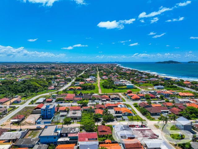 Apartamento localizado no coração de Balneário Barra do Sul, no tranquilo bairro de Salinas. Com uma estrutura cuidadosamente pensada para oferecer conforto e qualidade, este imóvel destaca-se tanto pela sua localização privilegiada quanto pelo excelente aproveitamento do espaço interno - ESTUDA PERMUTA

Este encantador apartamento de 62m², é perfeito para quem busca uma vida tranquila, mas sem abrir mão do acesso fácil a serviços essenciais. O Residencial é uma verdadeira jóia arquitetônica, com fachada moderna e uma disposição interna que maximiza cada metro quadrado disponível.

O apartamento é totalmente mobiliado, o que significa que você e sua família podem se mudar sem preocupações. Com dois dormitórios confortáveis e um banheiro elegantemente acabado, cada detalhe foi pensado para o seu bem-estar. A sala de estar e jantar integradas são espaçosas e acolhedoras.

A cozinha, com seu design funcional, inclui uma churrasqueira que promete ser o centro das atenções em encontros com amigos e família. 

Externamente, o Residencial está localizado próximo a praia de salinas, 
 oferecendo um ambiente seguro e privativo, completamente murado e com monitoramento privado. O imóvel conta ainda com uma garagem descoberta e está próximo a vias de acesso, transporte público, escolas e hospitais, garantindo facilidade no dia a dia.

Viver no Residencial significa ter a certeza de estar em um ambiente que valoriza a segurança, a privacidade e a comodidade. É um convite para desfrutar de uma vida com qualidade, rodeada por belezas naturais e com acesso a tudo o que você precisa. Não perca a oportunidade de conhecer esse lugar especial. Venha para o Residencial Citrino, seu novo lar espera por você com todo o conforto e praticidade que você merece.
 
636 NEGÓCIOS IMOBILIÁRIOS: A SUA MELHOR ESCOLHA
Com mais de 30 anos de experiência, a 636 Negócios Imobiliários é sua parceira ideal para encontrar o imóvel perfeito. Estamos prontos para ajudá-lo a fazer deste imóvel o seu novo lar.
 
Telefone: (47) 3451-0636
WhatsApp: (47) 99190-0636
 
Não perca esta oportunidade única. Visite nosso site para mais informações: i636.com.br